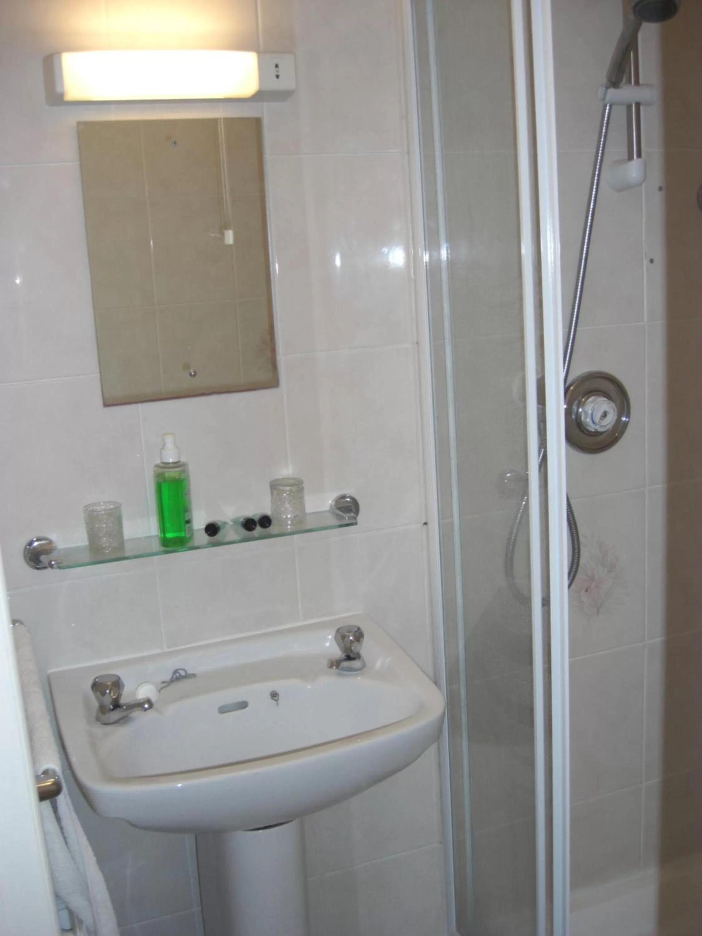 Shower in Lynebank House Hotel, Bed & Breakfast