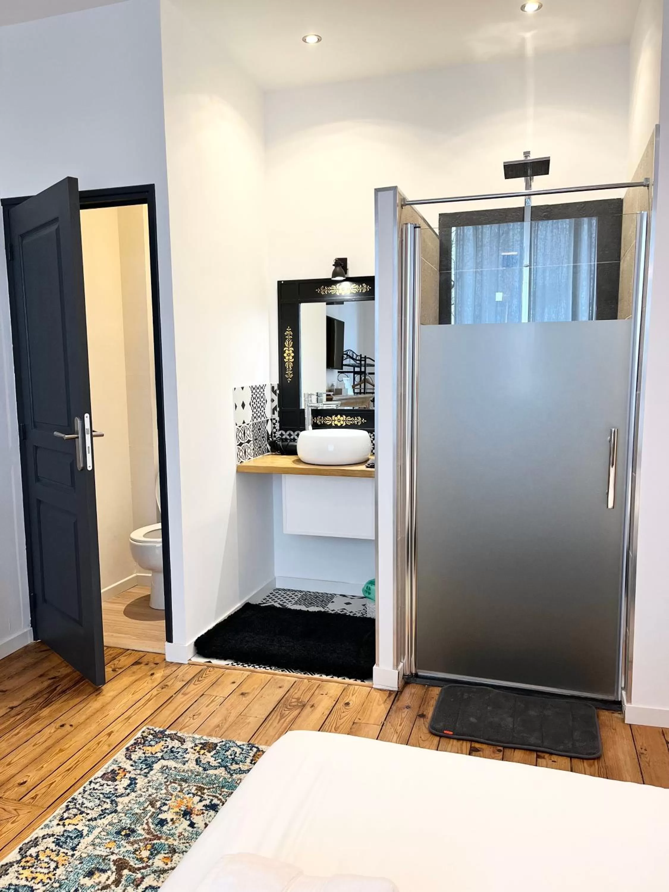 Property building, Bathroom in SalutBB Chambre d'hote