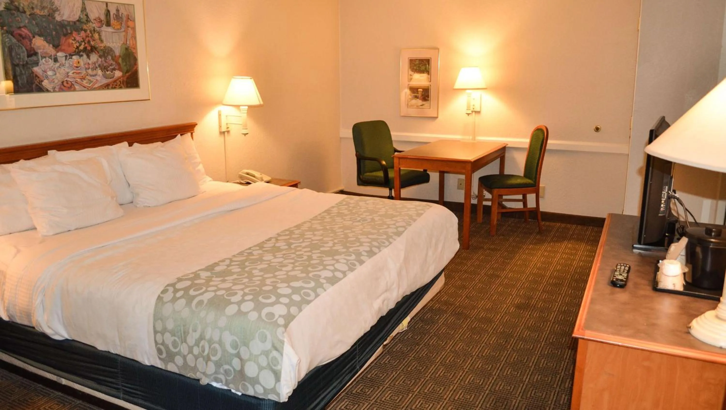 Photo of the whole room, Bed in Magnuson Hotel Texarkana