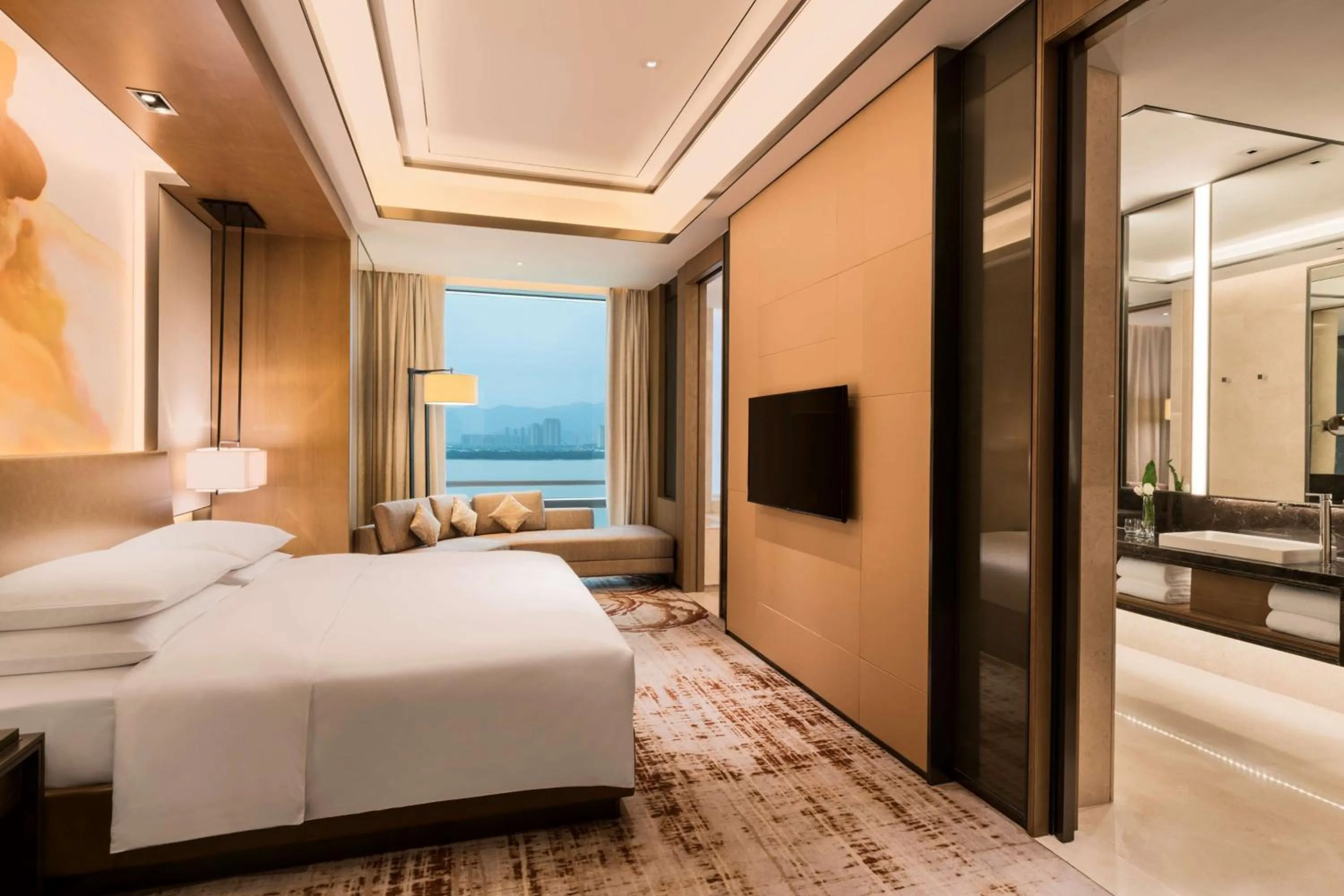 Photo of the whole room, Bed in Hyatt Regency Fuzhou Cangshan