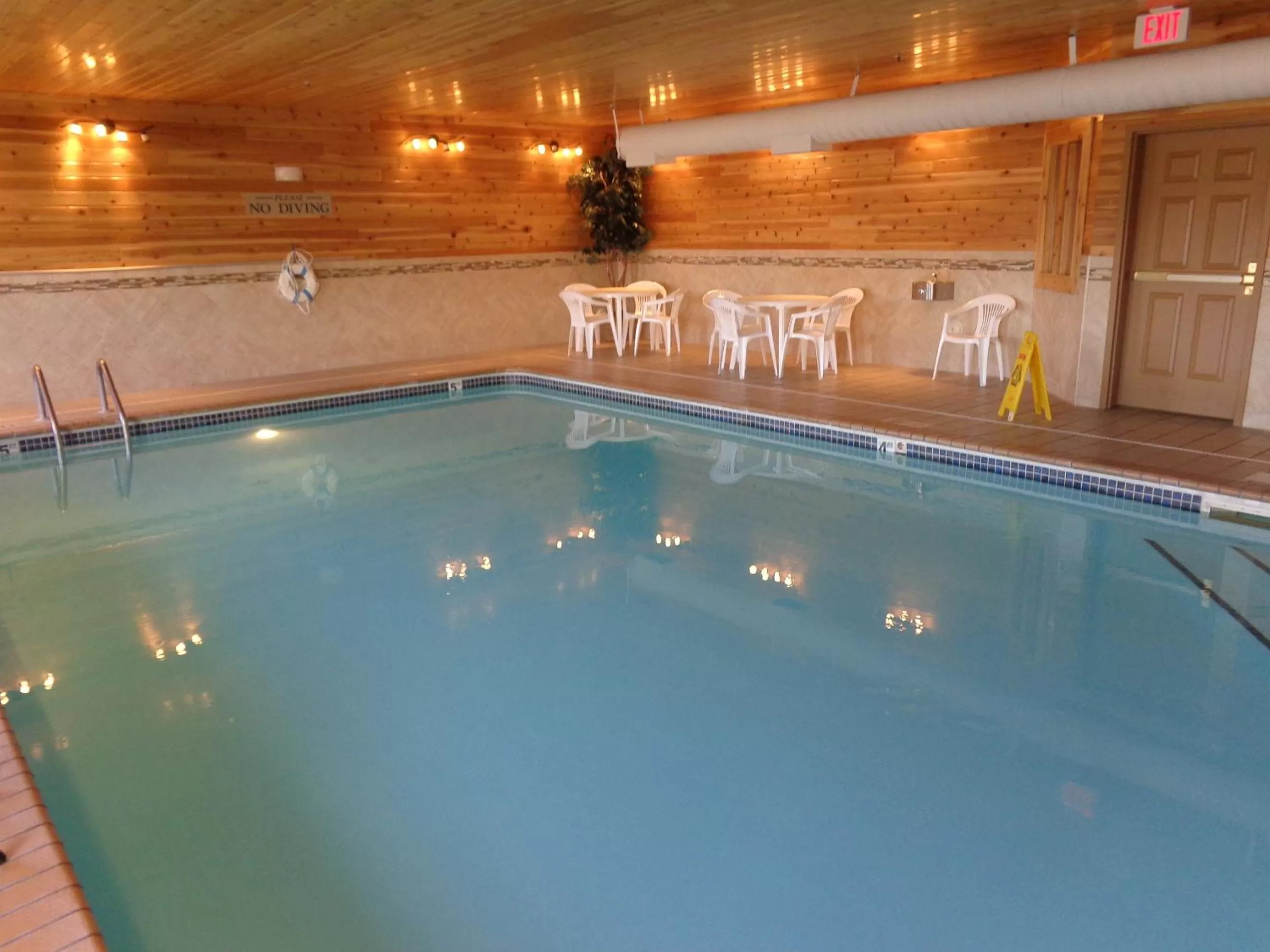 Swimming pool in Country Inn & Suites by Radisson, Forest Lake, MN