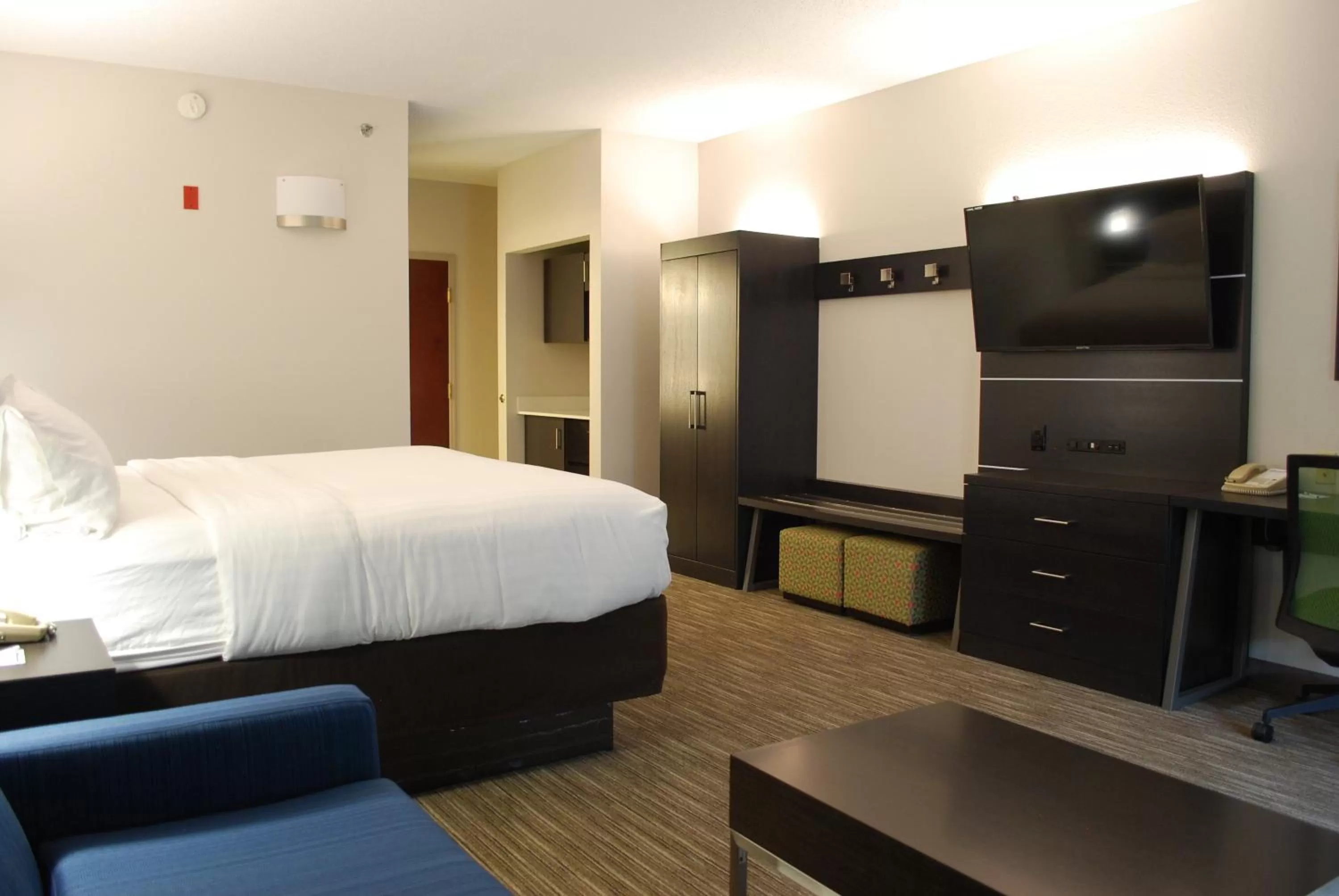 Photo of the whole room, Bed in Holiday Inn Express Hotel & Suites Kingsport-Meadowview I-26 by IHG