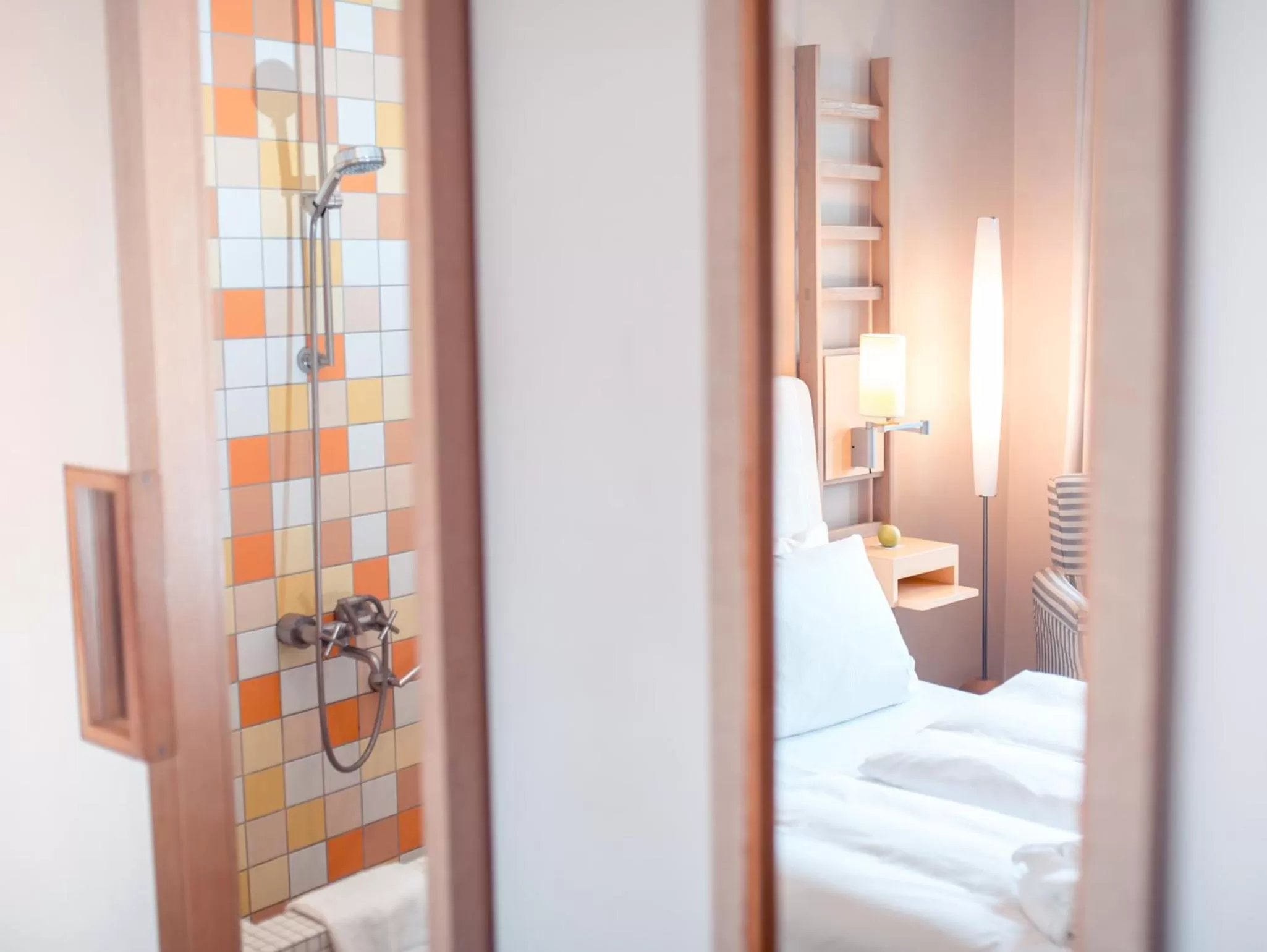 Shower, Bed in Hotel Bleibtreu Berlin by Golden Tulip
