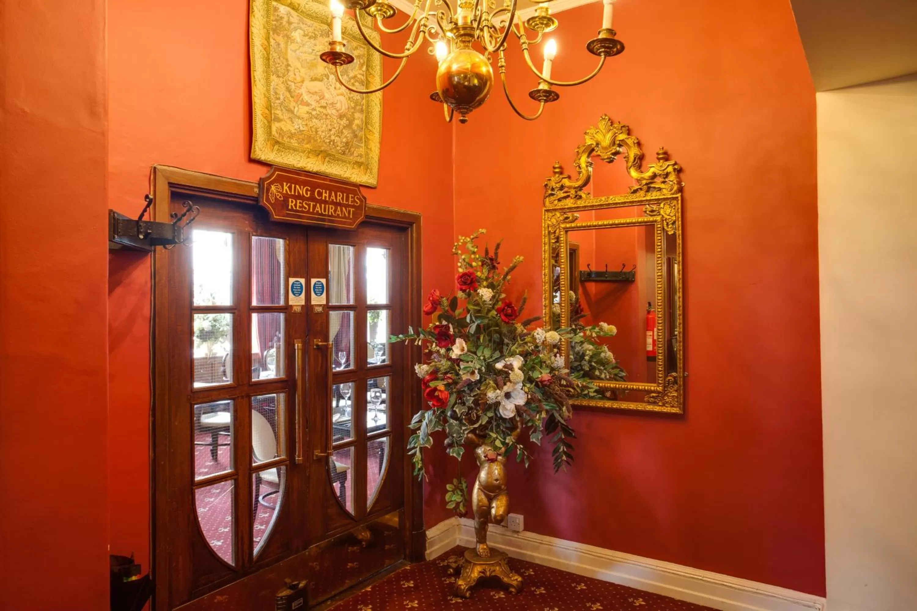 Facade/entrance in The Saracens Head Hotel