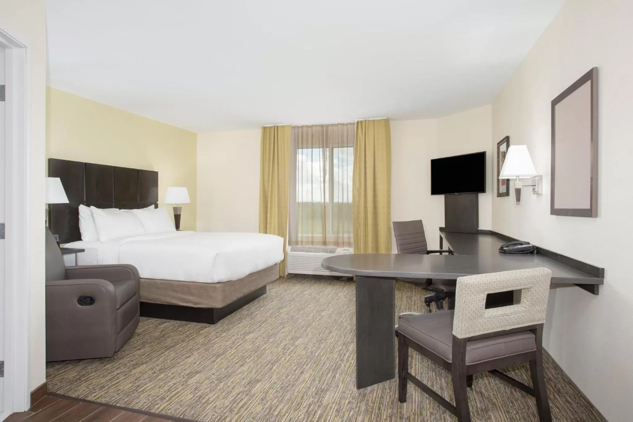 Photo of the whole room, Bed in Candlewood Suites Longmont - Boulder Area by IHG