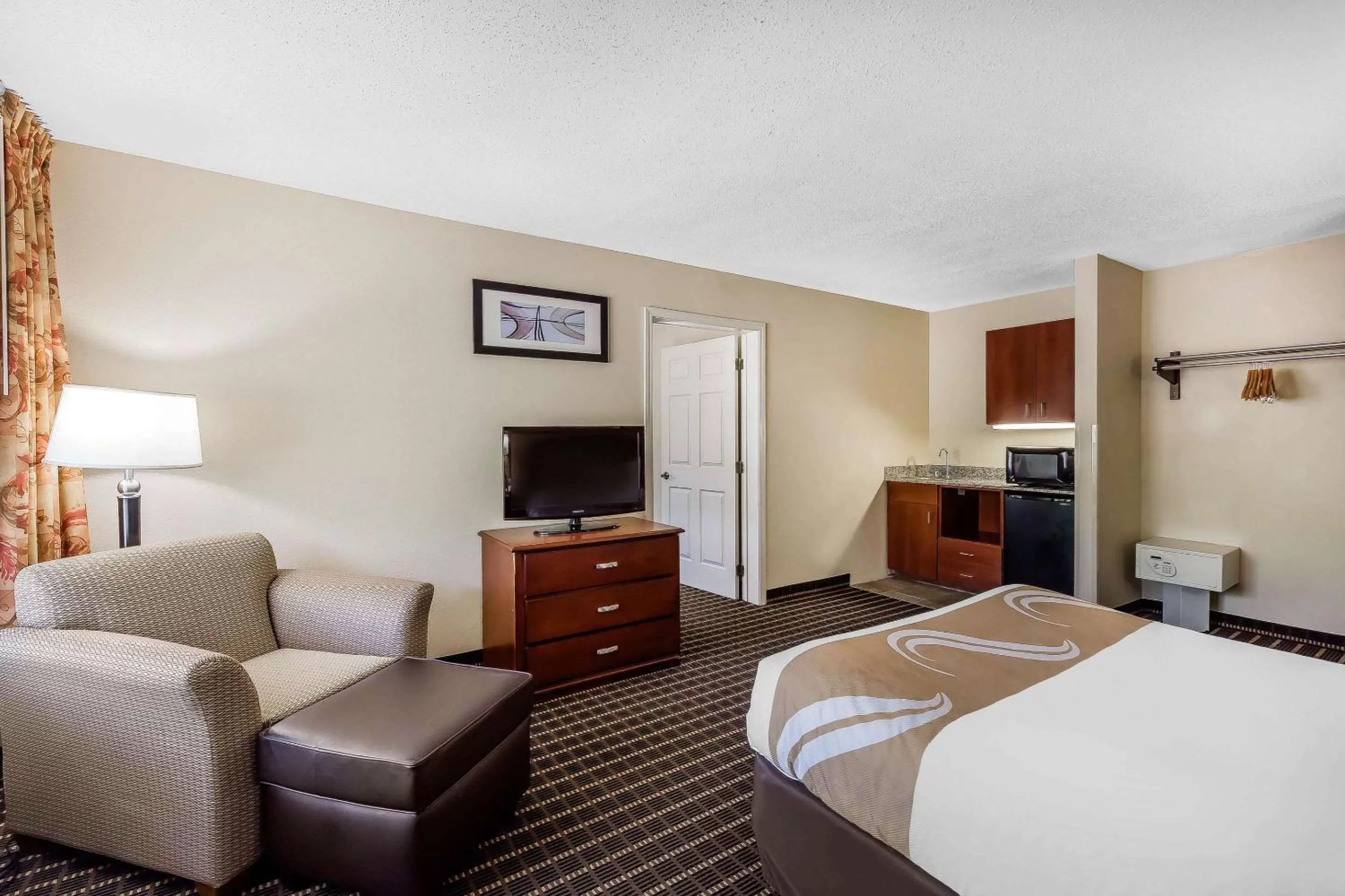 Photo of the whole room, Bed in Quality Inn & Suites Sevierville - Pigeon Forge
