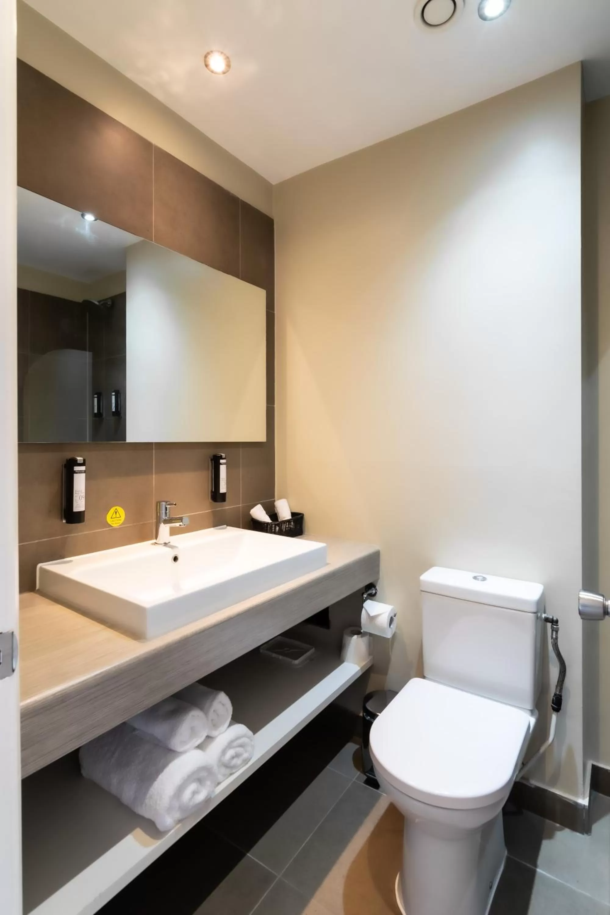 Toilet in Kew Gardens Hotel