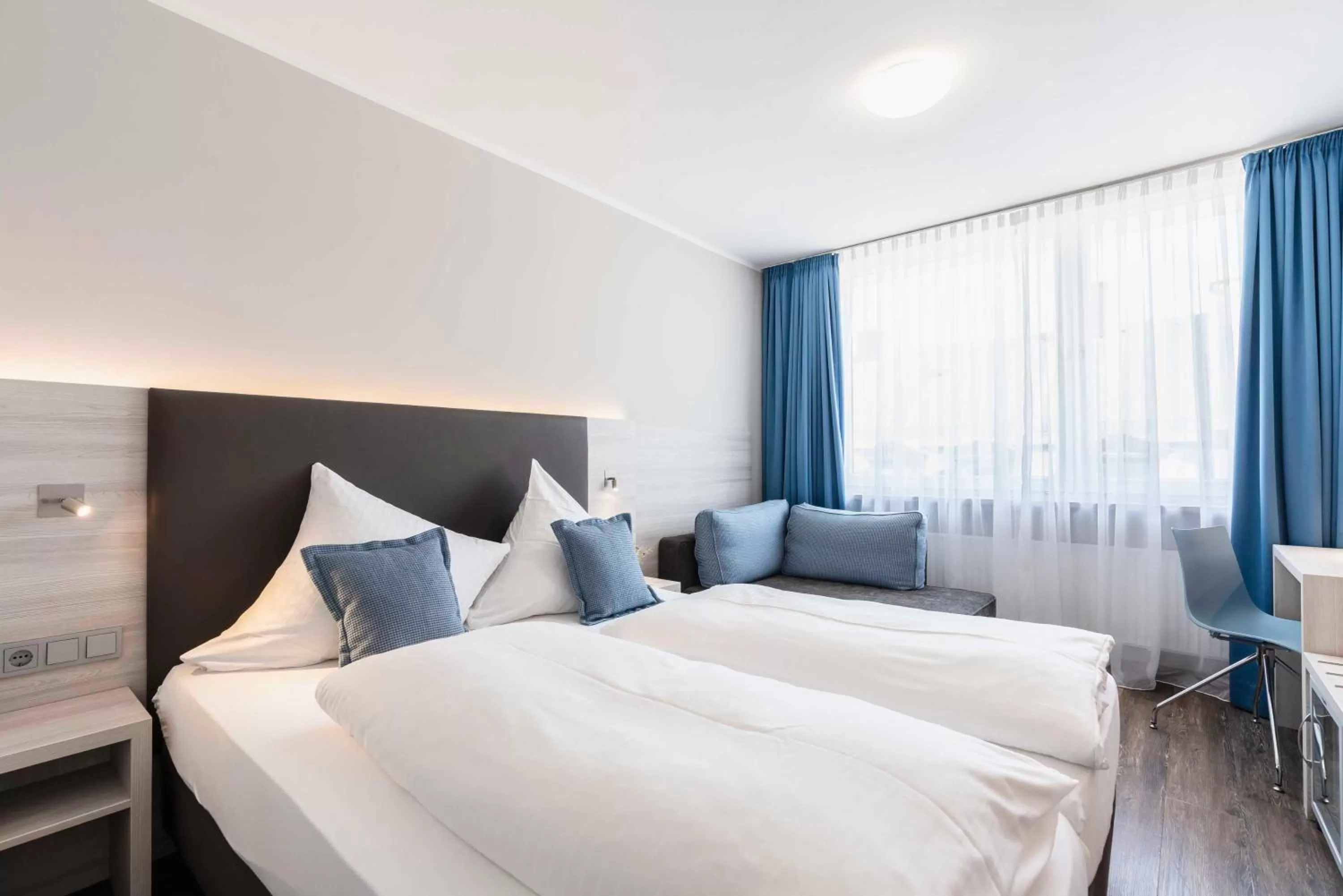 Photo of the whole room, Bed in Westend Hotel (non-smoking)