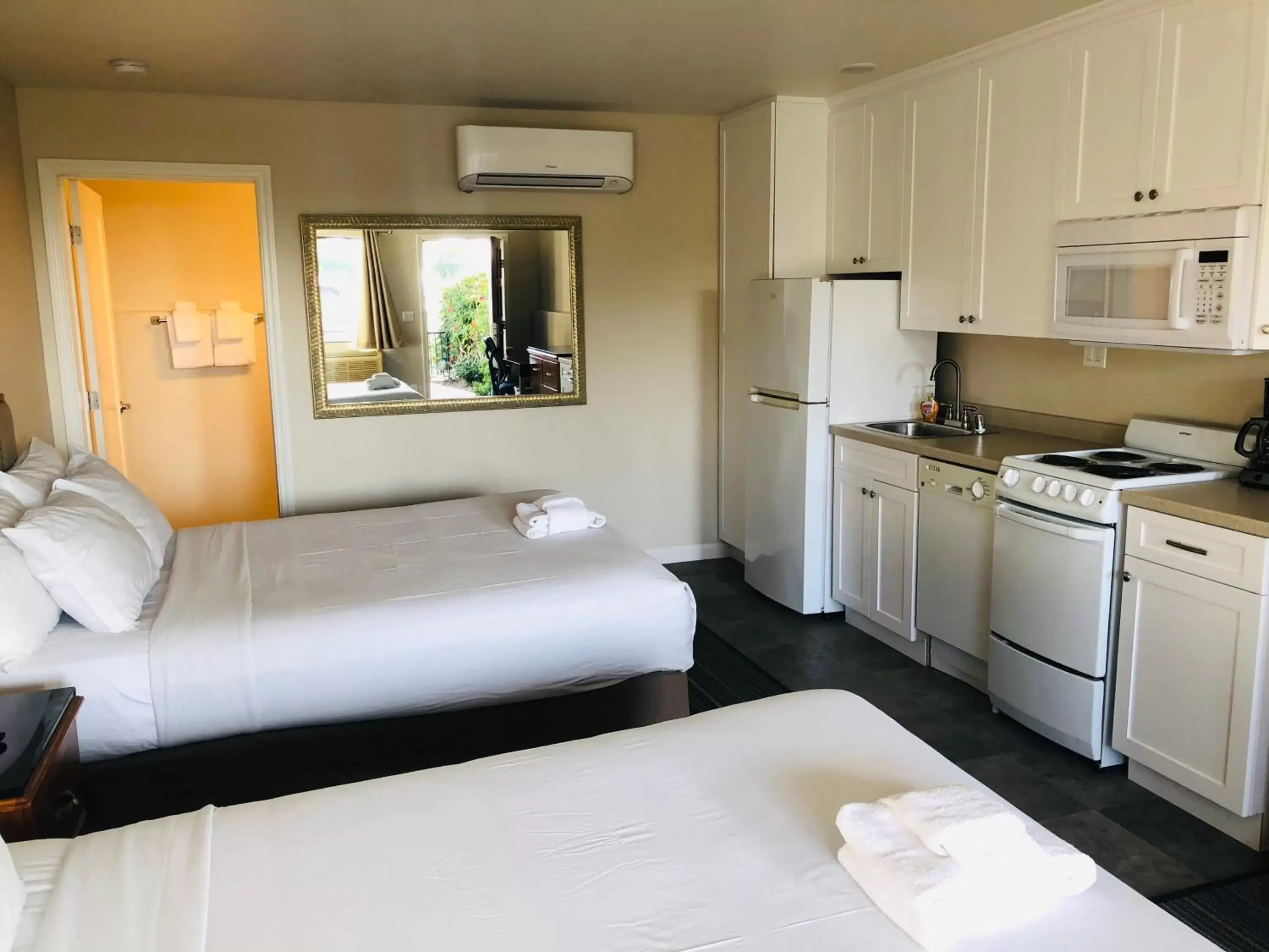 Double Room with Kitchenette and Patio in Moonlight Beach Motel Double Room with Kitchenette and Patio in Moonlight Beach Motel
