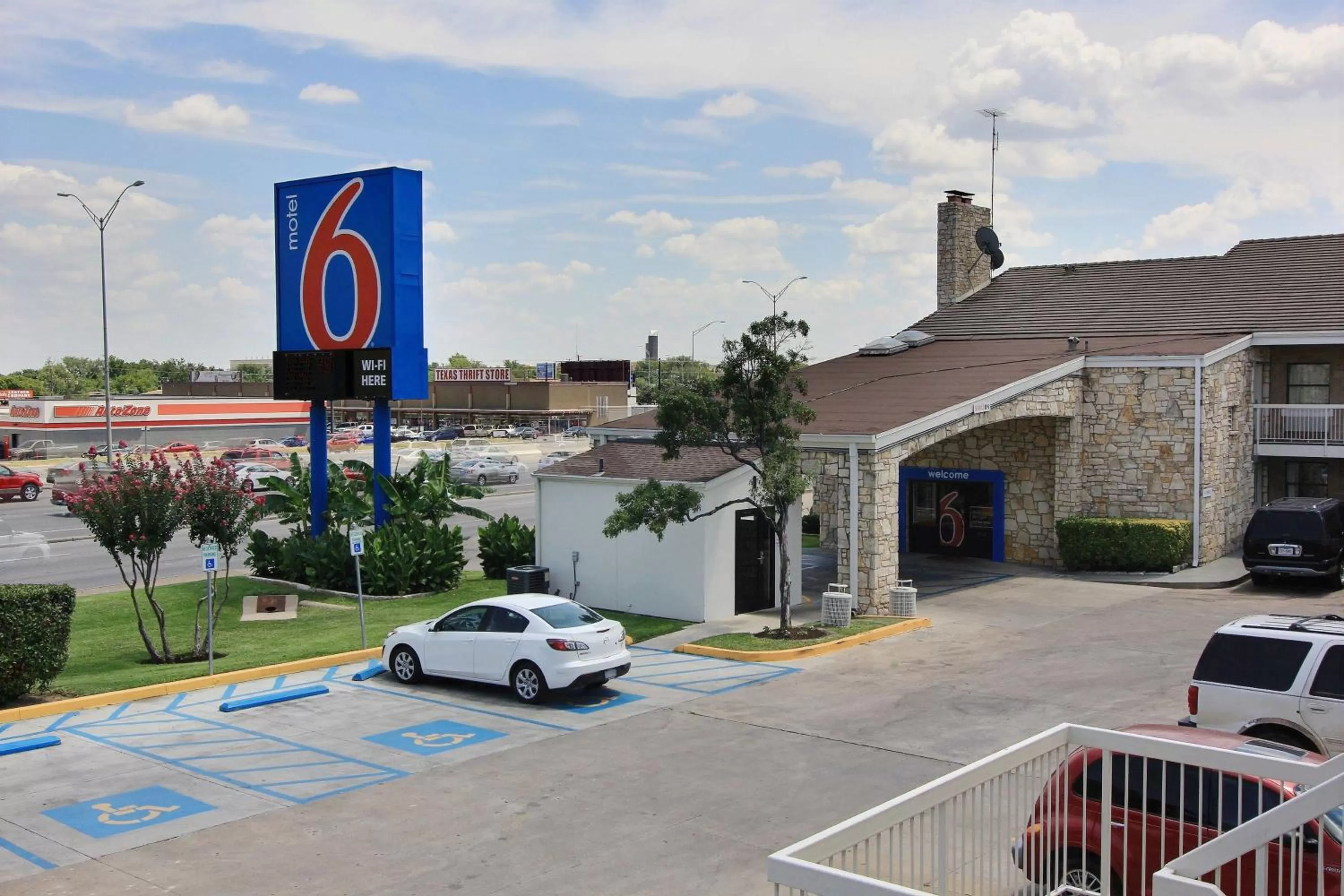 Facade/entrance in Motel 6 Austin, TX - Central Downtown UT