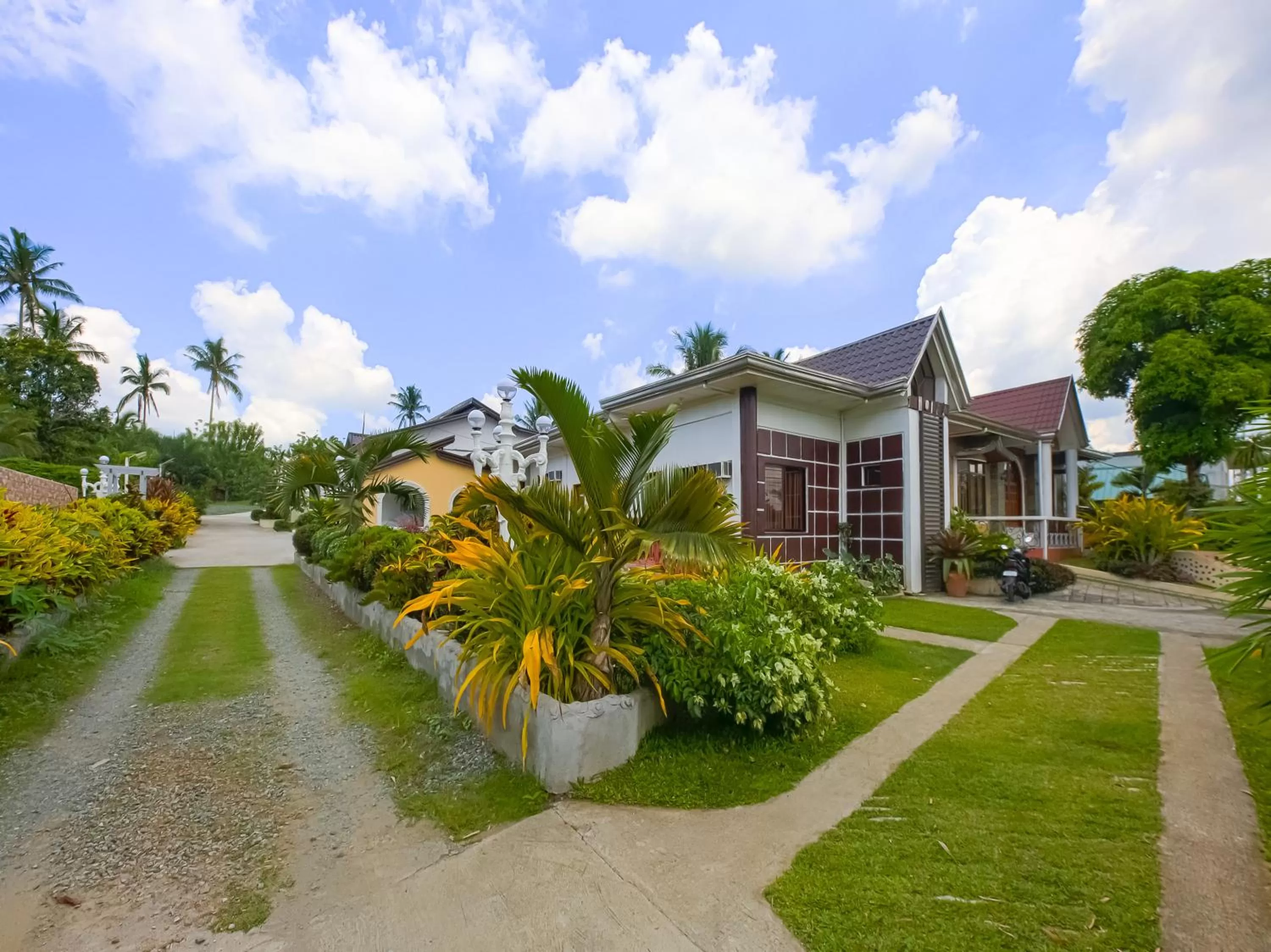 Facade/entrance, Property Building in OYO 784 Laura's Garden Resort