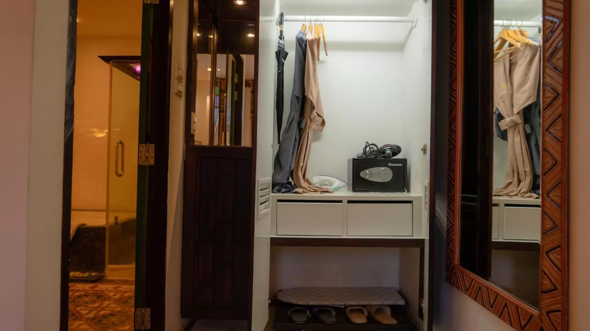 wardrobe, Bathroom in Cheva Gallery Boutique Hotel