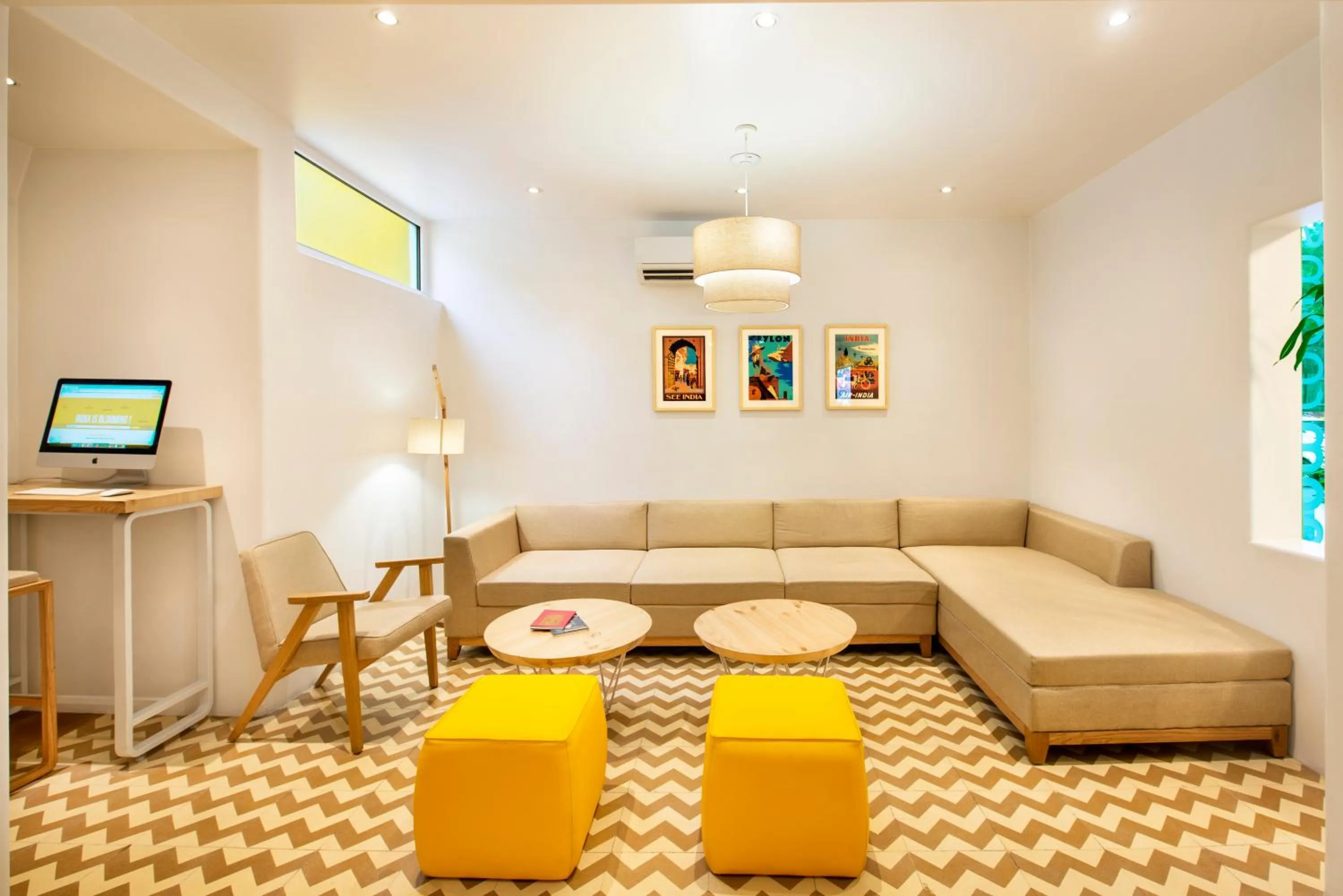 Lounge or bar in bloomrooms @ Janpath