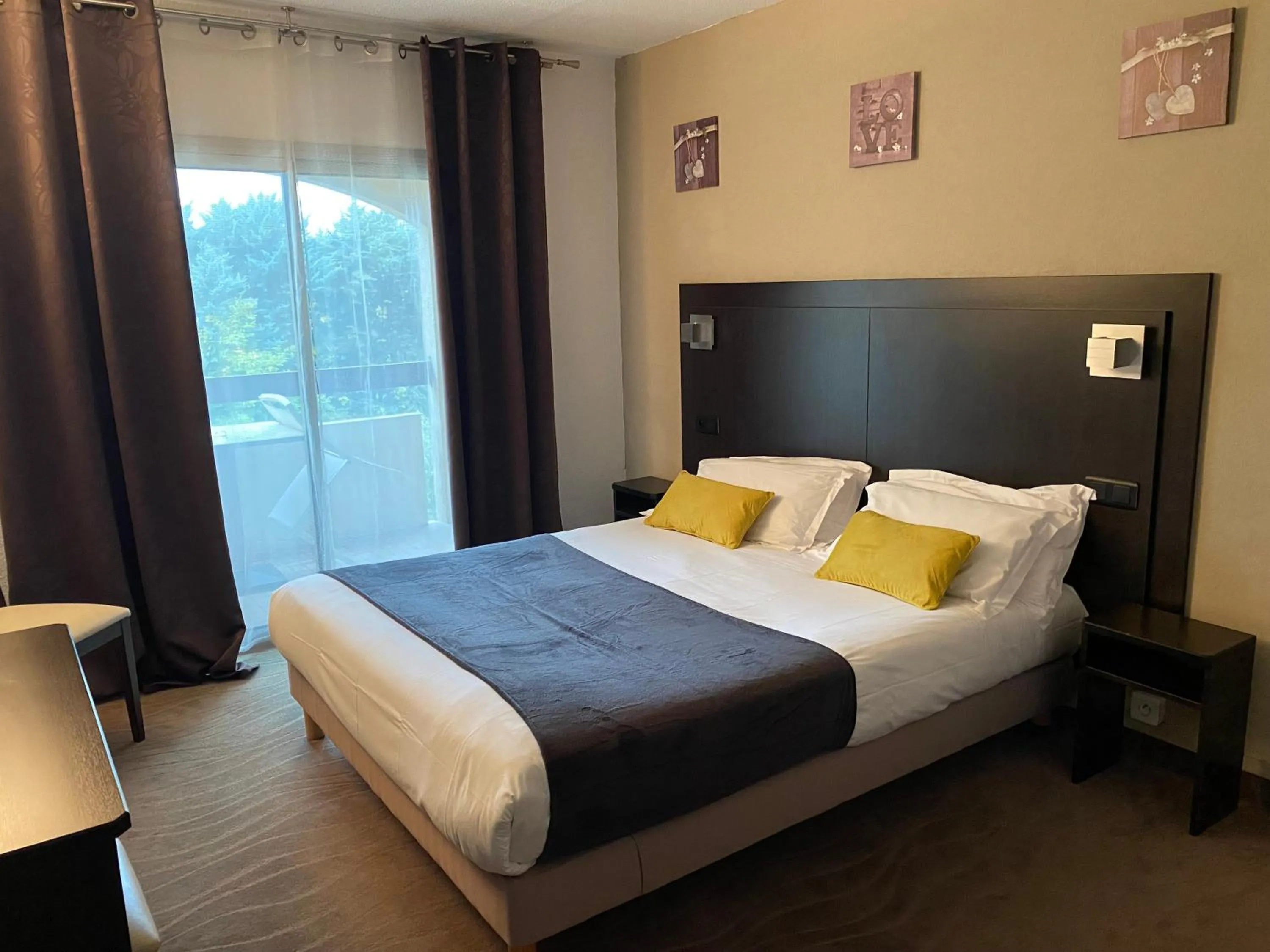 View (from property/room), Bed in Le Floréal