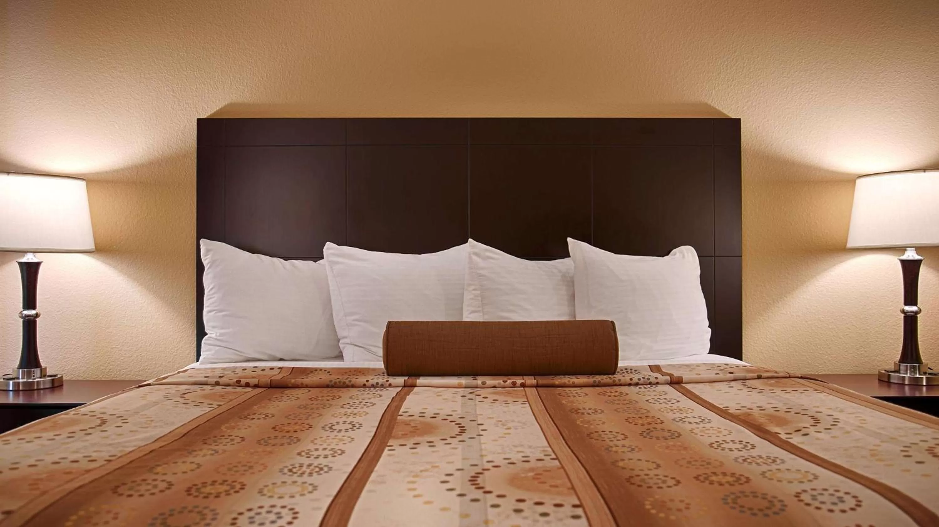 Photo of the whole room, Bed in Best Western Plus Royal Mountain Inn & Suites