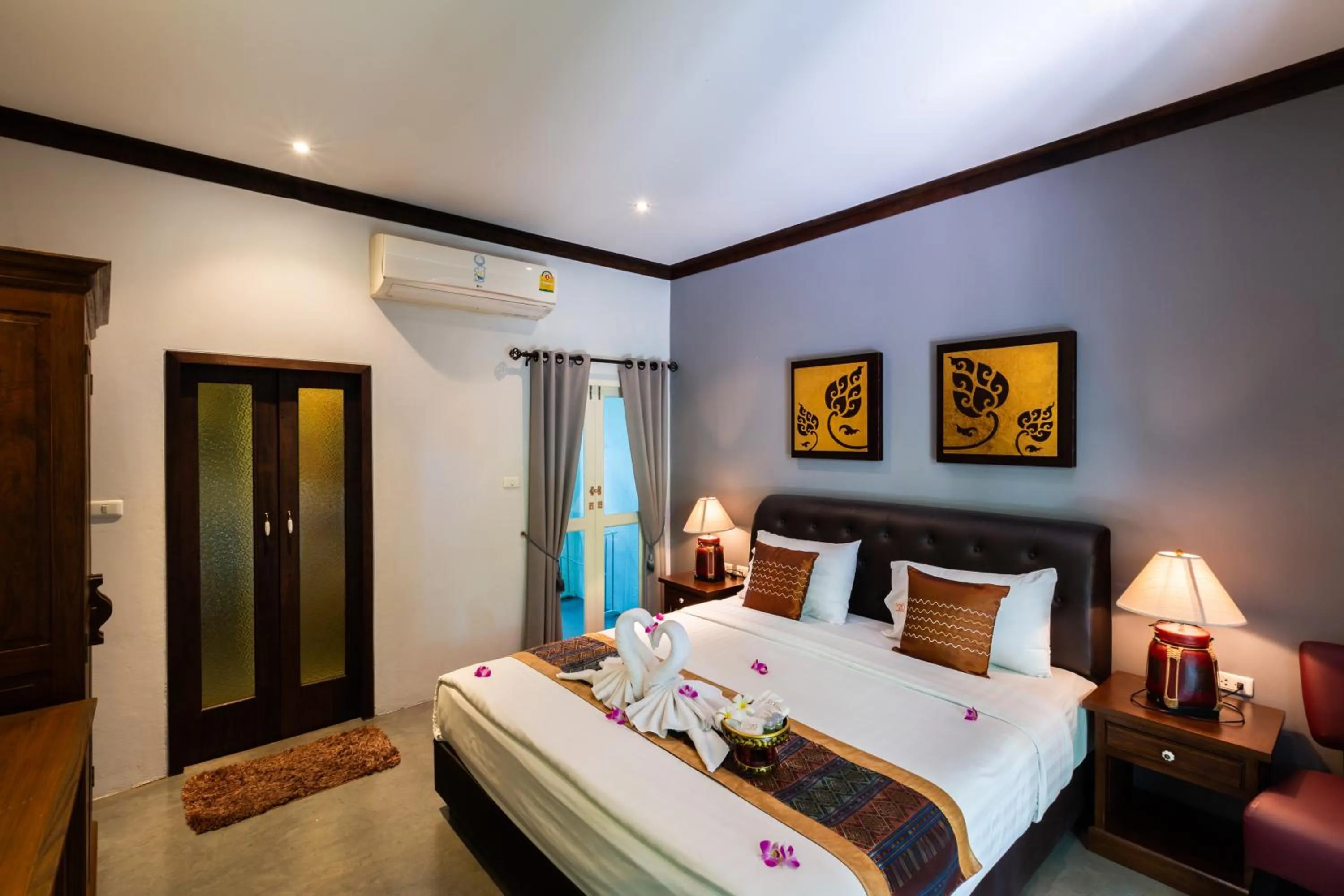 Photo of the whole room, Bed in The Twenty Lodge