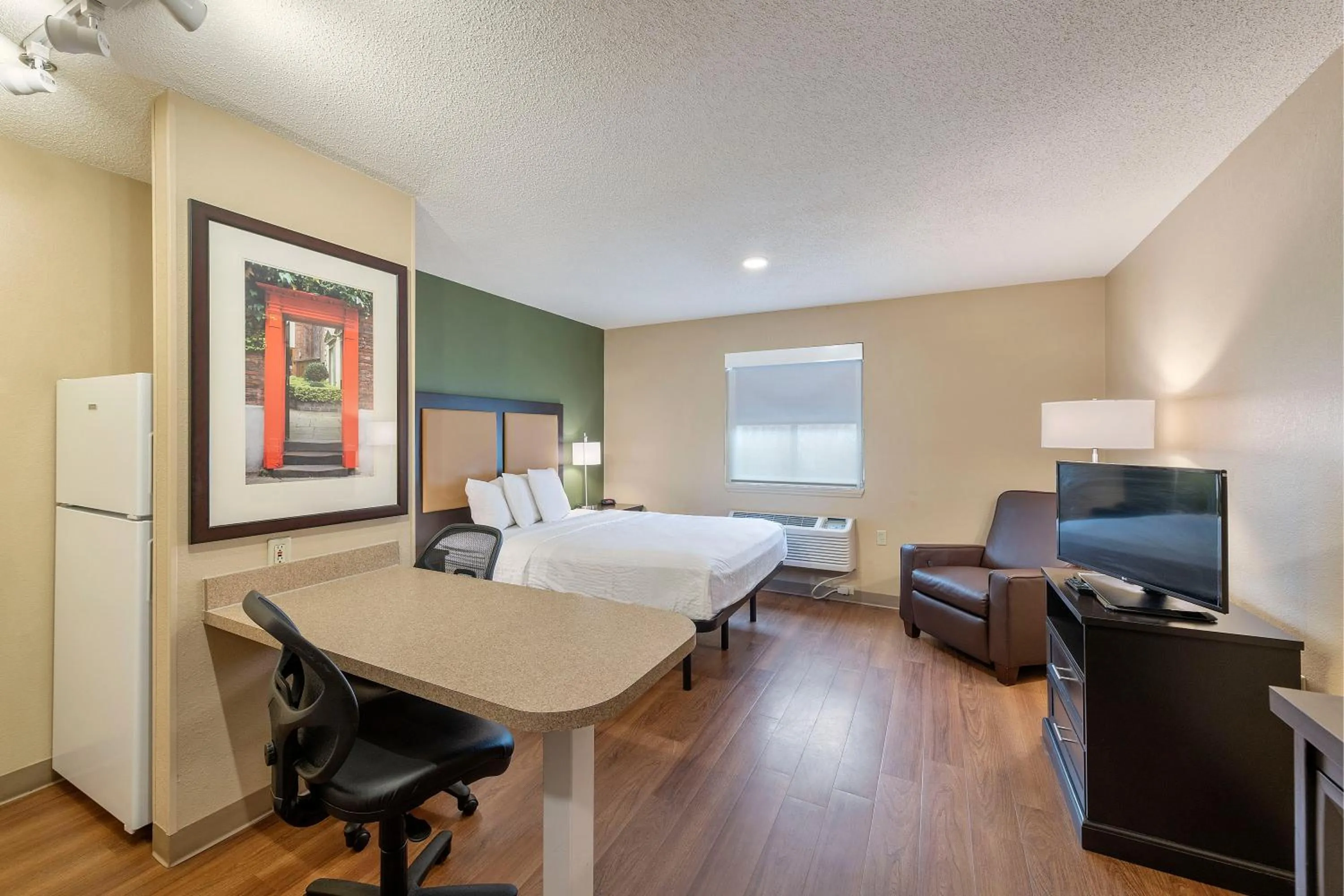 Bed in Extended Stay America Select Suites - Charlotte - Tyvola Rd - Executive Park