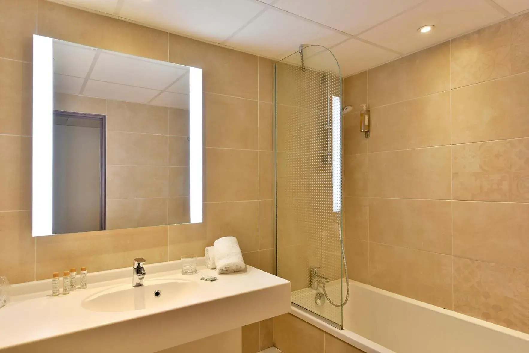 Family Room in Hôtel Arles Plaza Family Room in Hôtel Arles Plaza