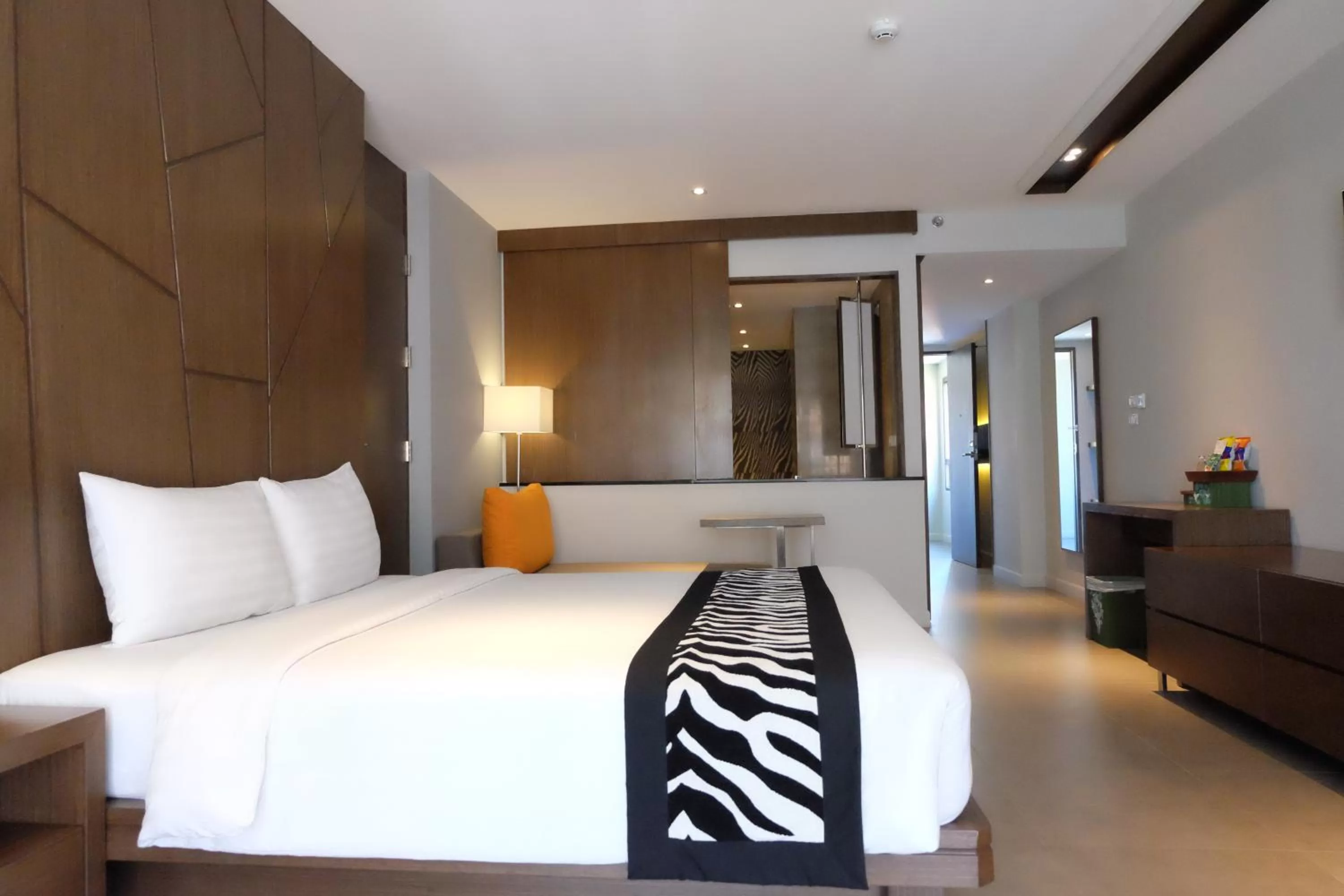 Photo of the whole room, Bed in Season Five Hotel