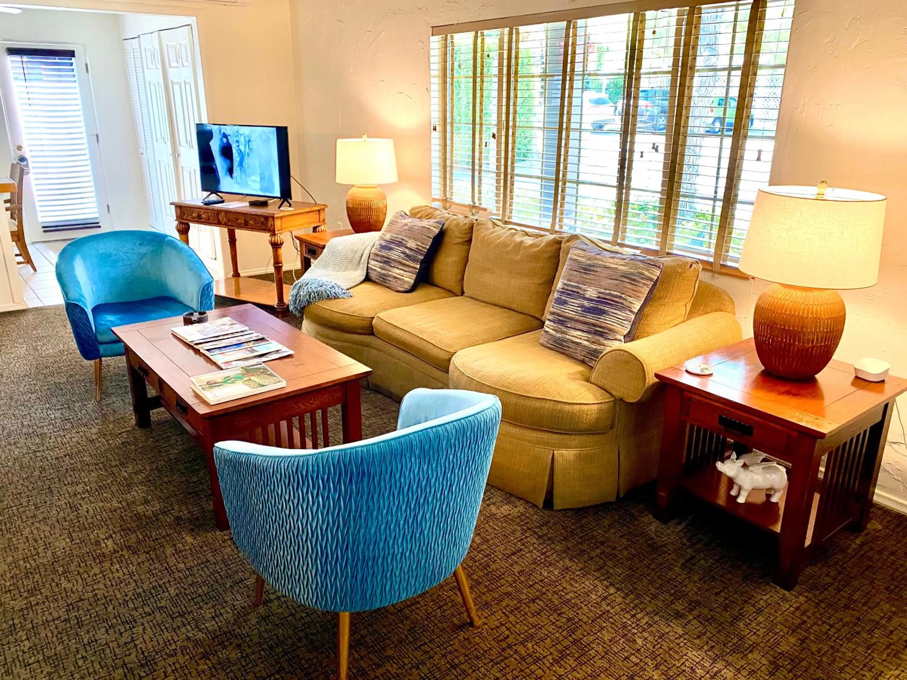 TV and multimedia in Old Ranch Inn - Adults Only 21 & Up