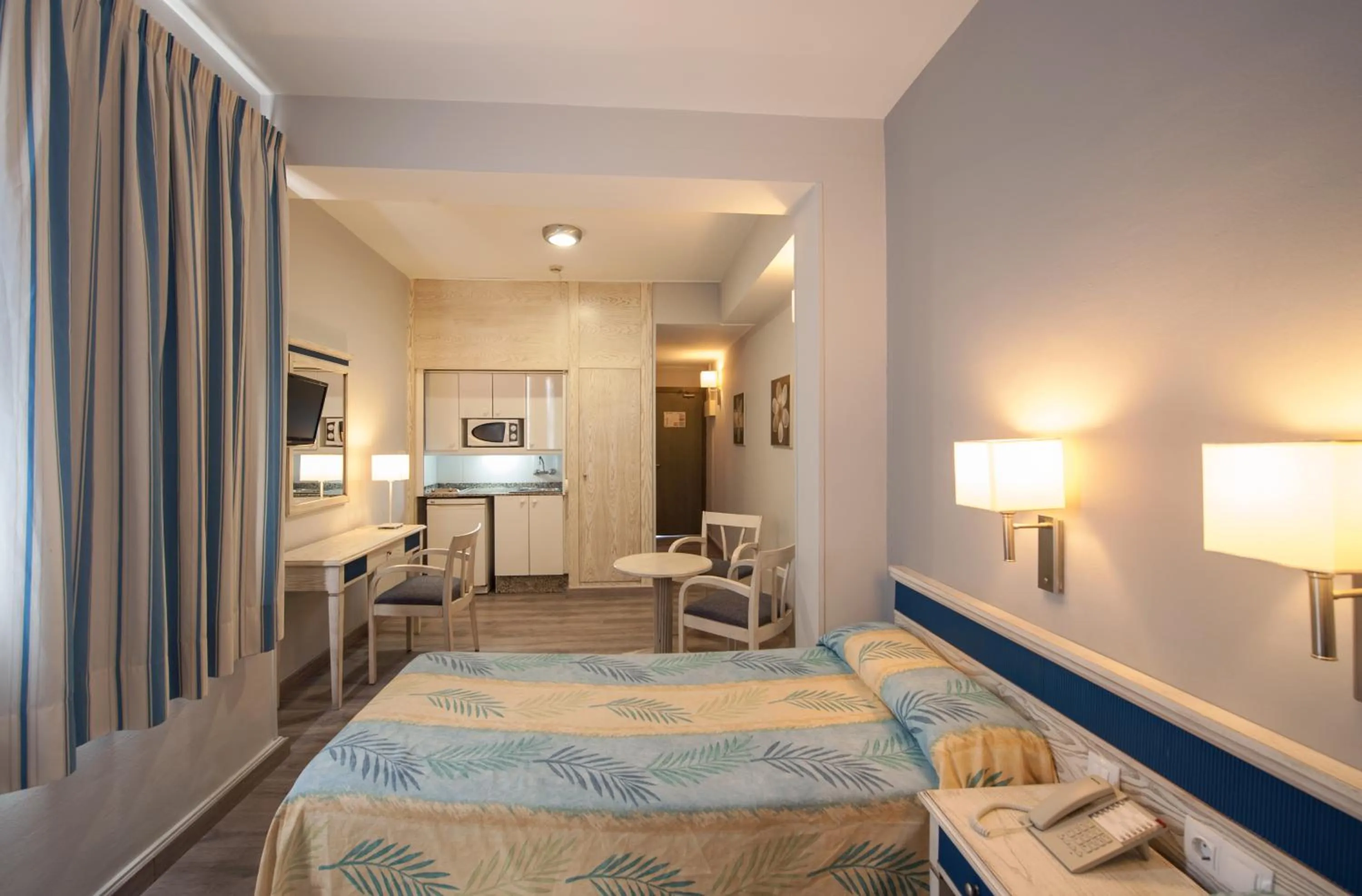 Kitchen or kitchenette, Bed in Apartamentos Colón Playa