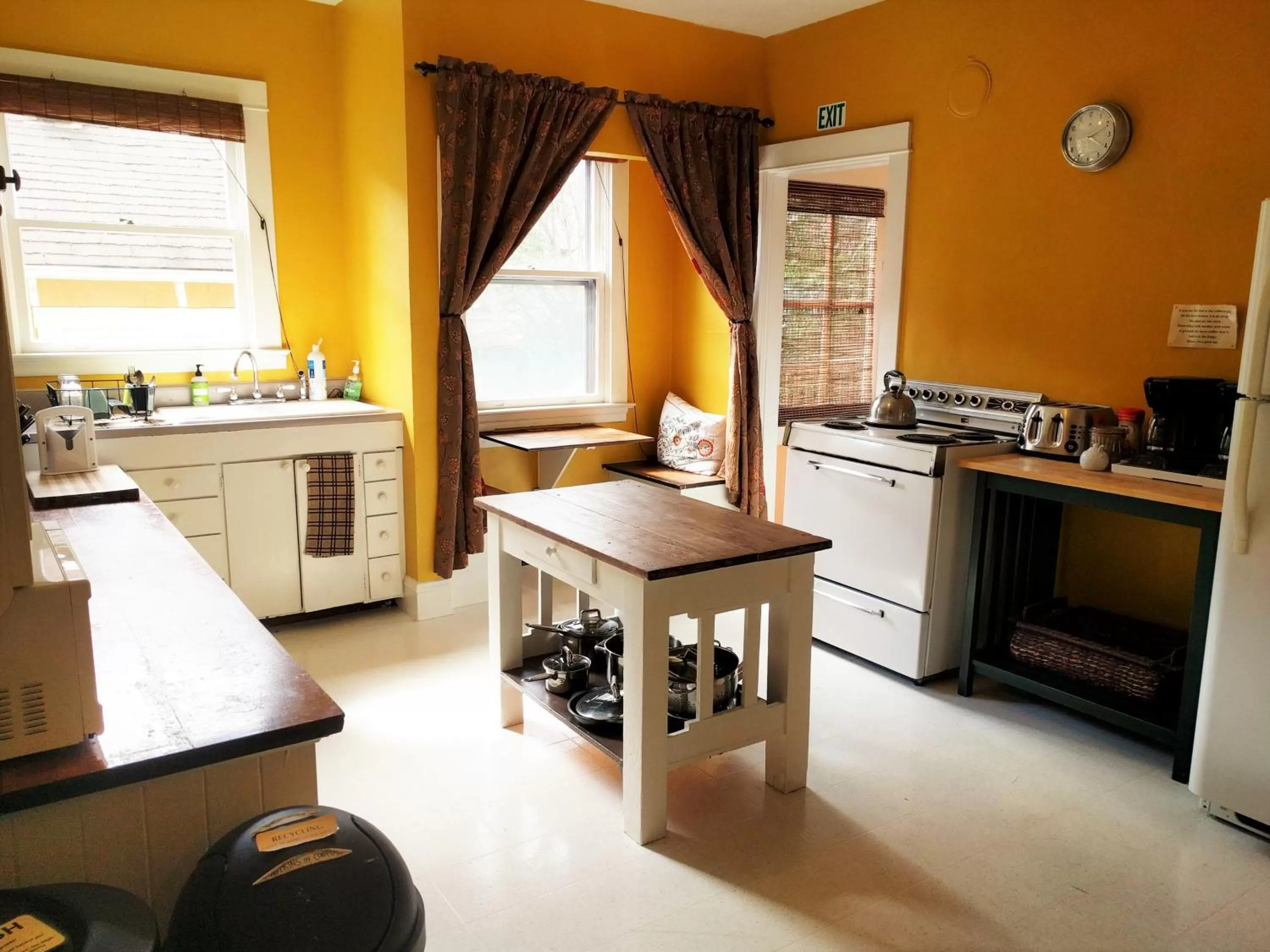 Kitchen or kitchenette in Bluebird Guesthouse