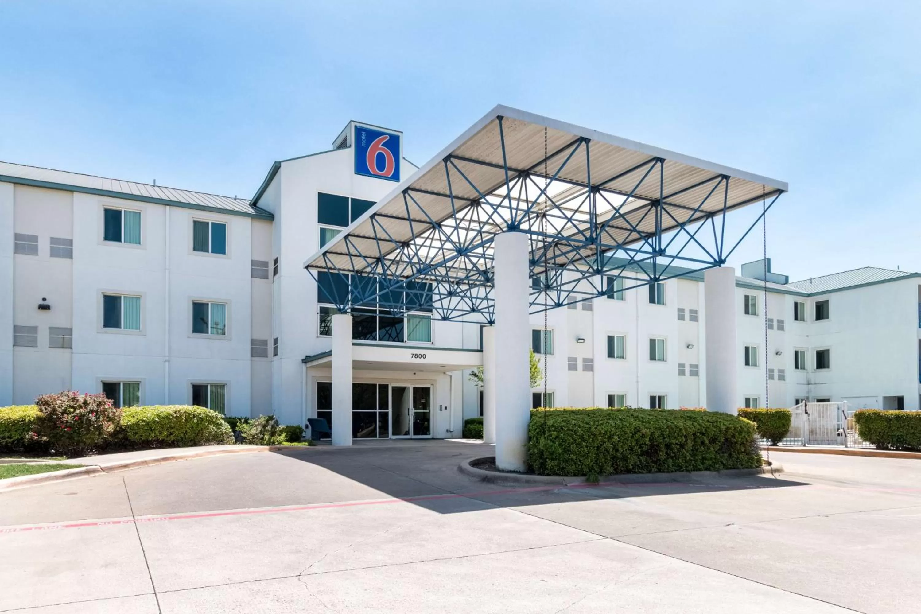 Property building in Motel 6-Irving, TX - DFW Airport North