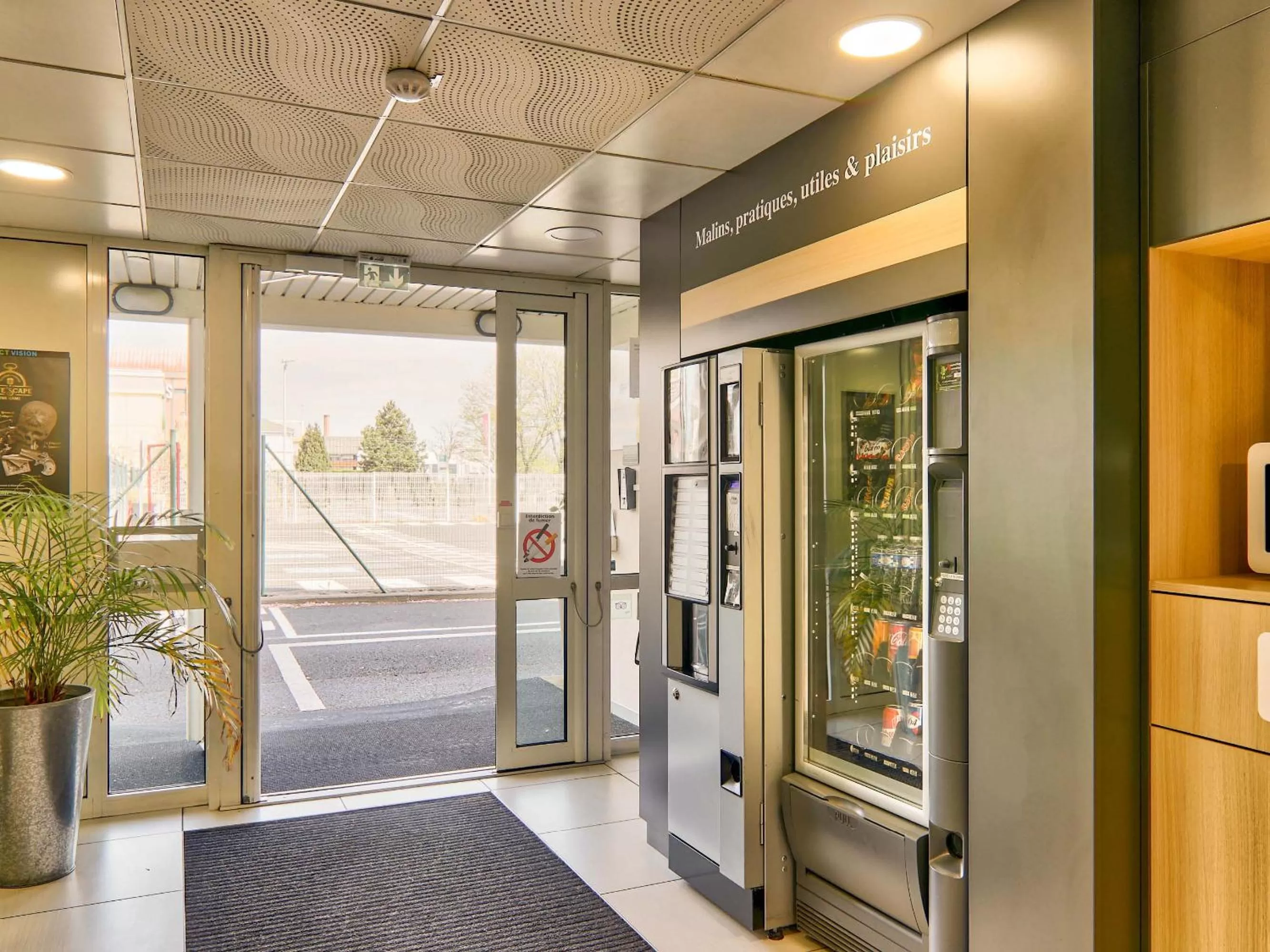 Lobby or reception in B&B HOTEL Clermont-Ferrand Sud Aubière