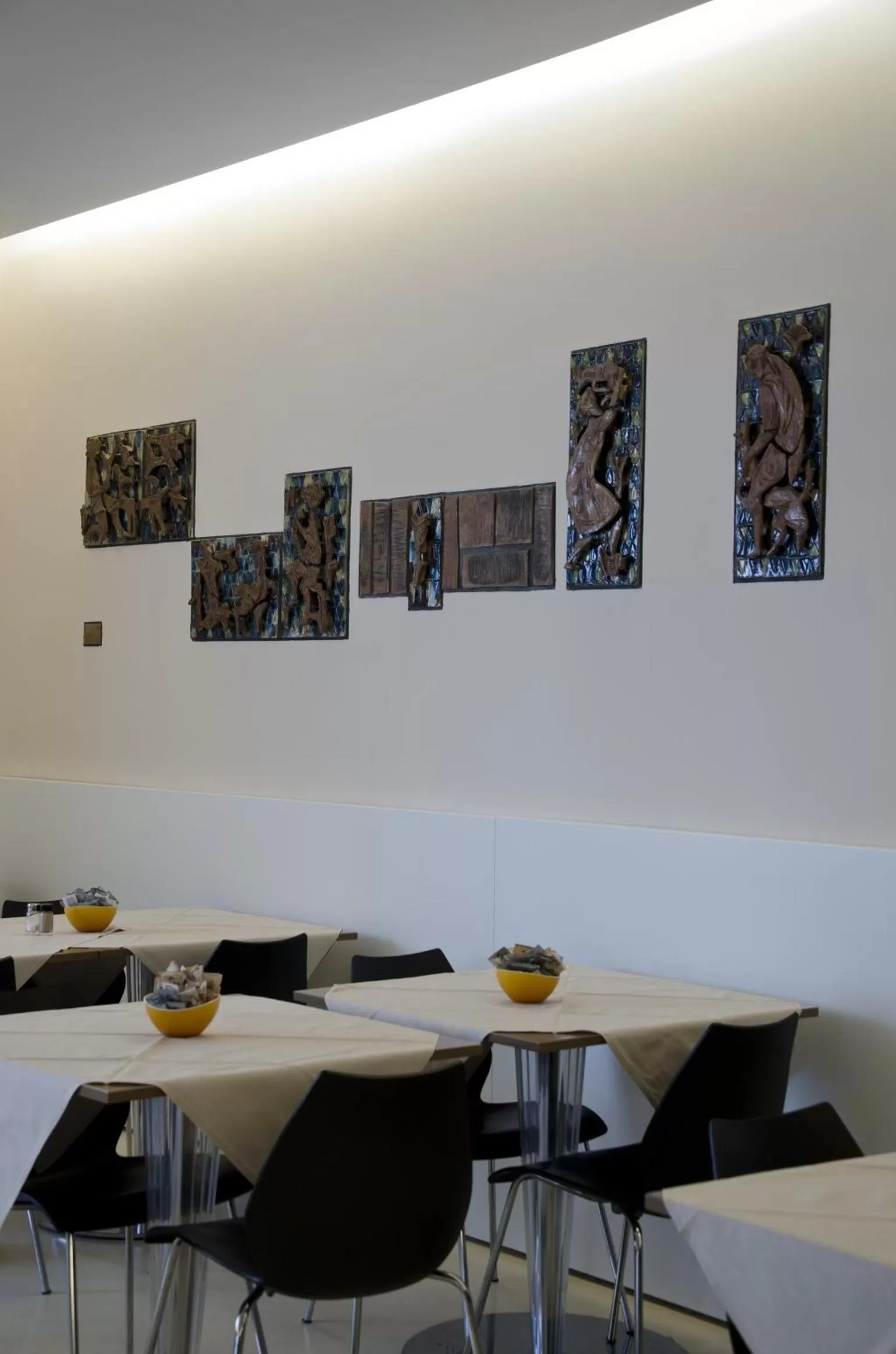 Restaurant/places to eat in Key Hotel