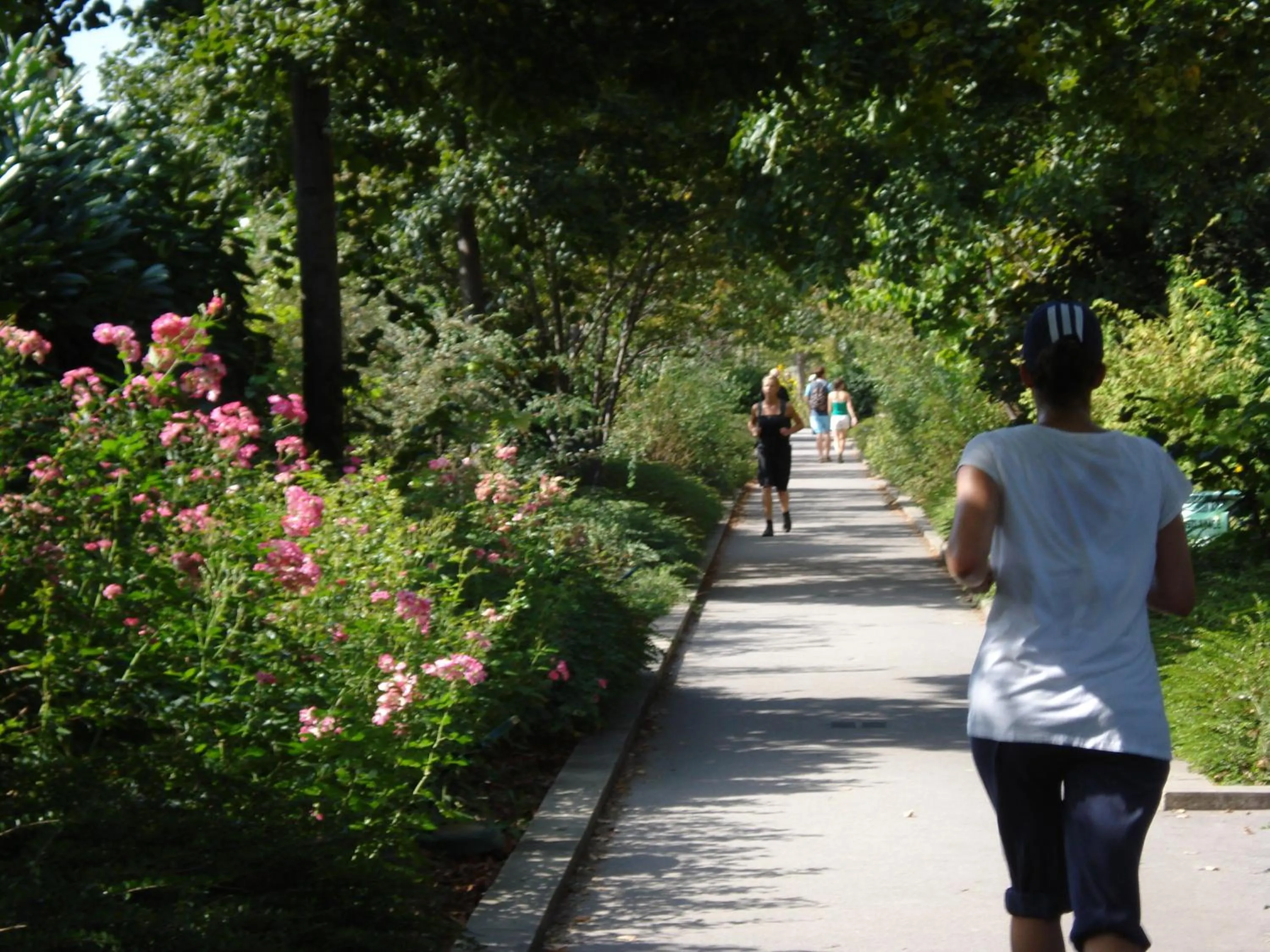 People in 26 Faubourg - Ex-Hotel de Reims