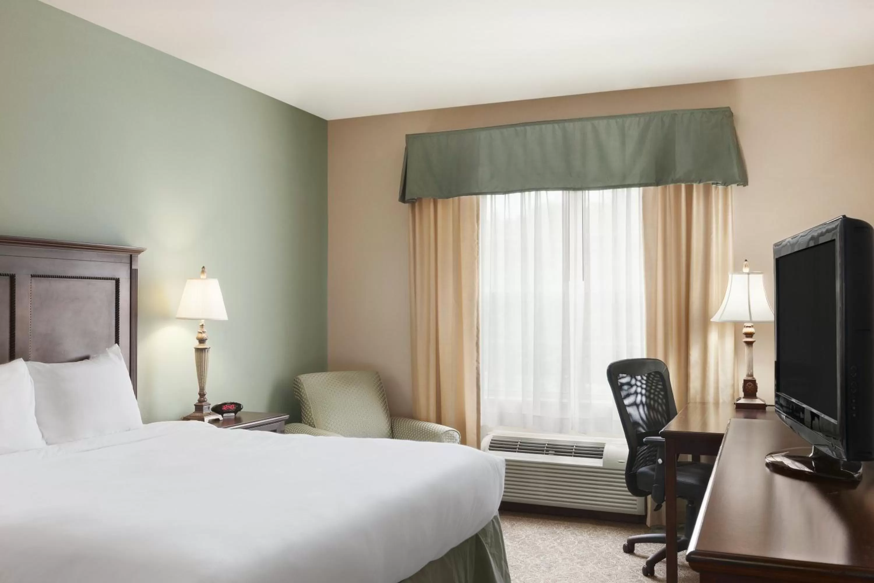 Photo of the whole room, Bed in Country Inn & Suites by Radisson, Asheville West near Biltmore