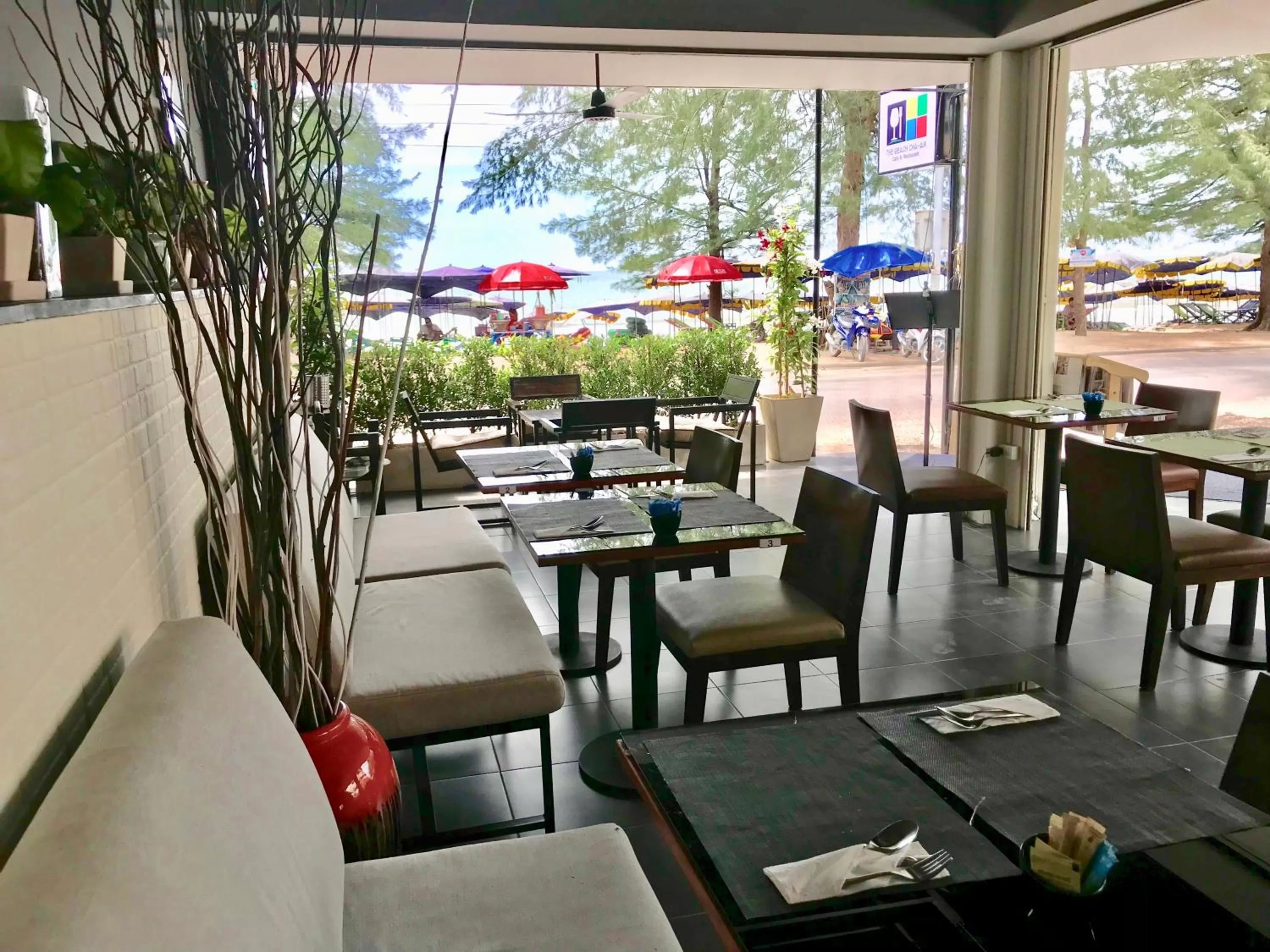 Restaurant/places to eat in THE BEACH CHA AM Residence