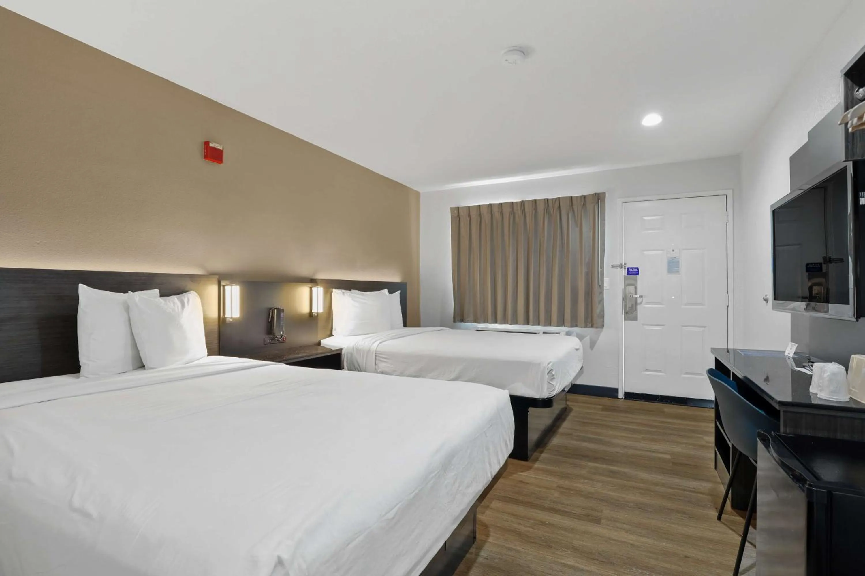 Bedroom, Bed in Motel 6-Escondido, CA