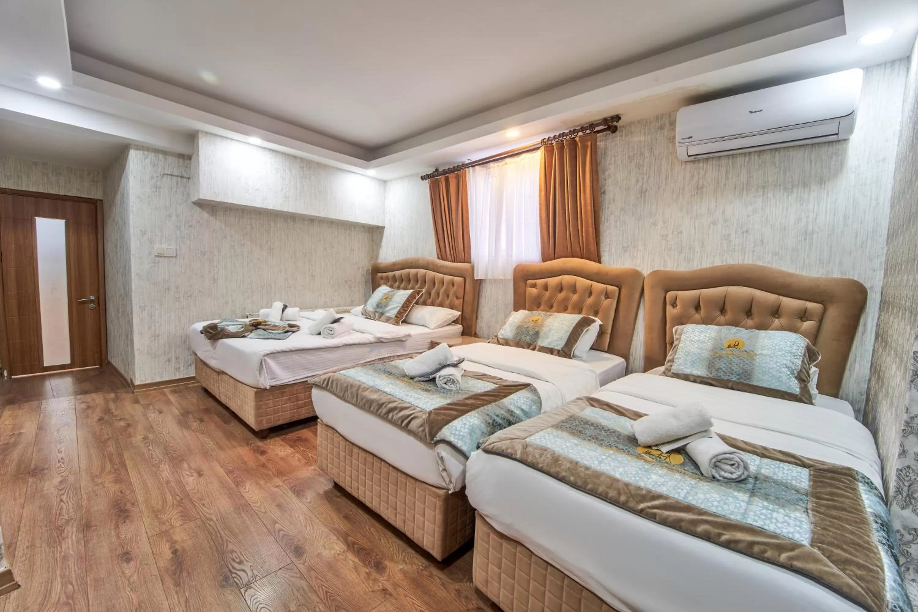 Photo of the whole room, Bed in Istanbul Sirkeci Hotel