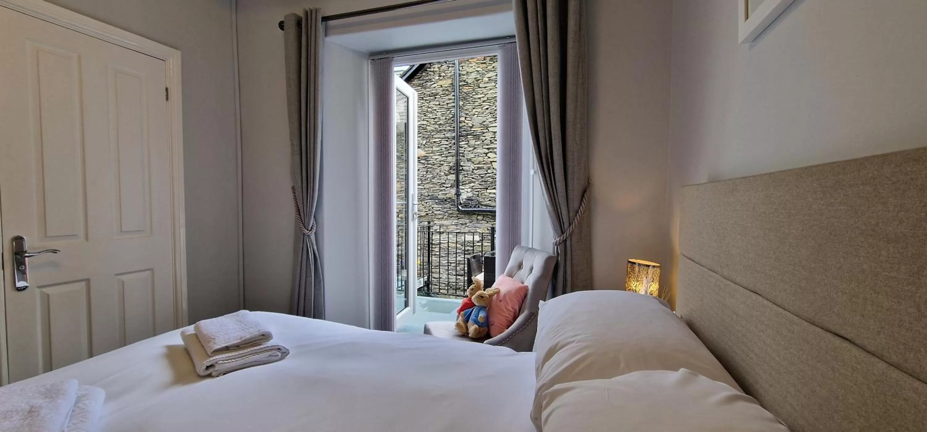 Bedroom, Bed in Bonny Brae House by Woodland Park