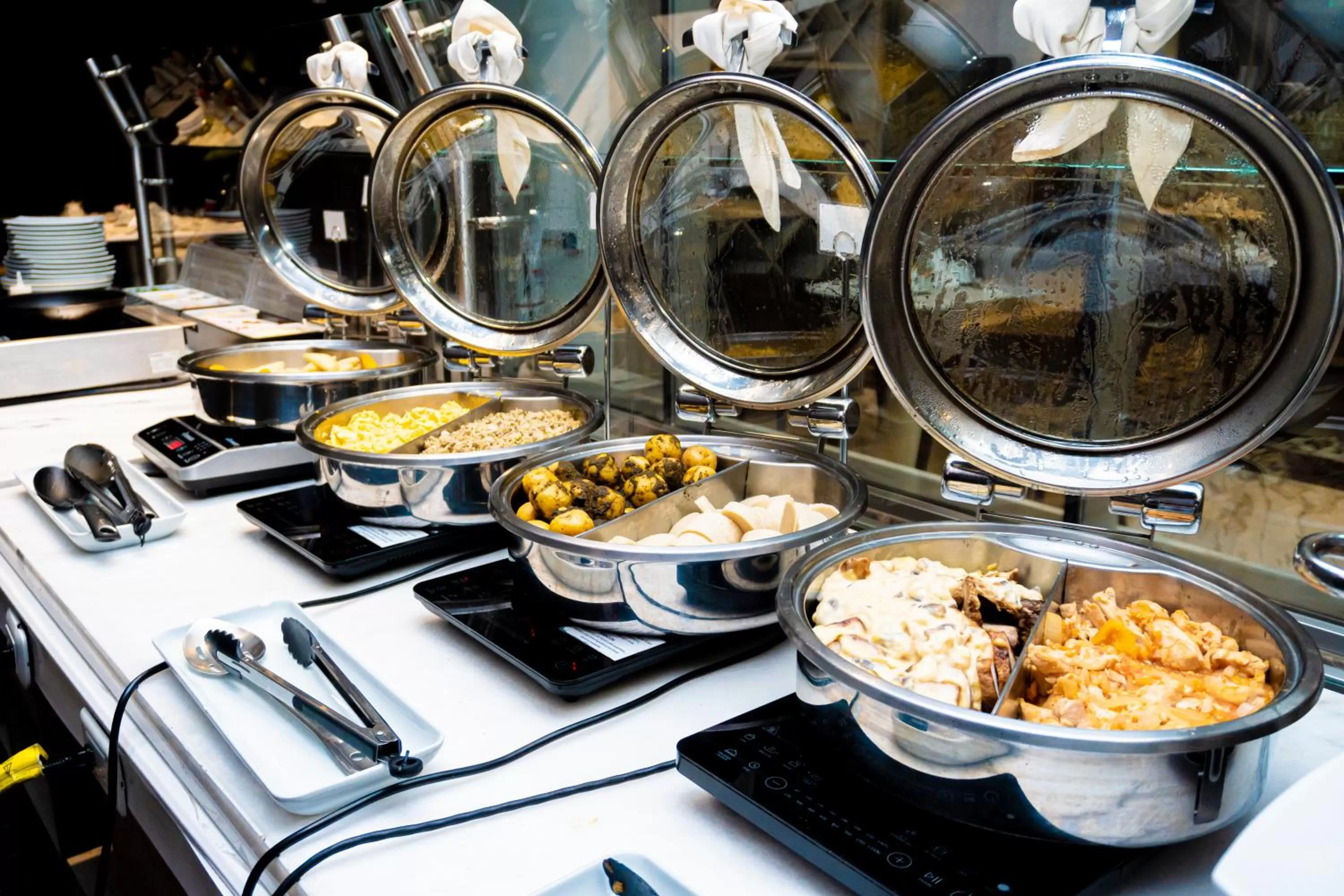 Restaurant/places to eat in Crowne Plaza Barranquilla by IHG