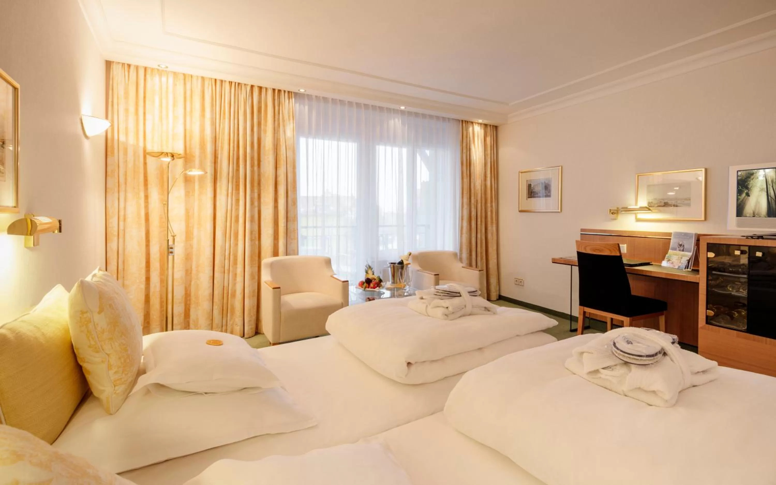 Photo of the whole room, Bed in Hotel Bayerischer Hof