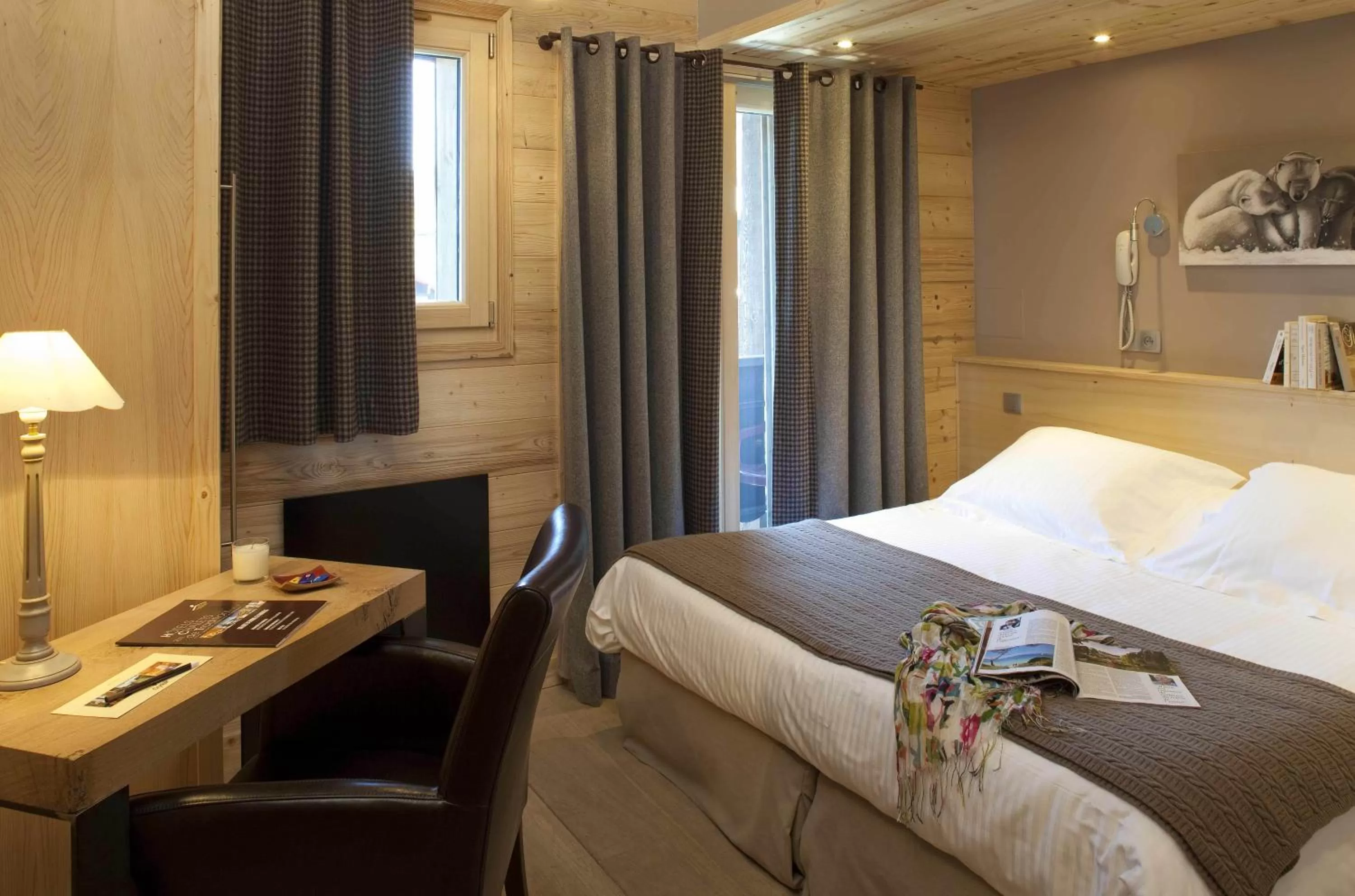 Photo of the whole room, Bed in Hôtel Spa Crychar