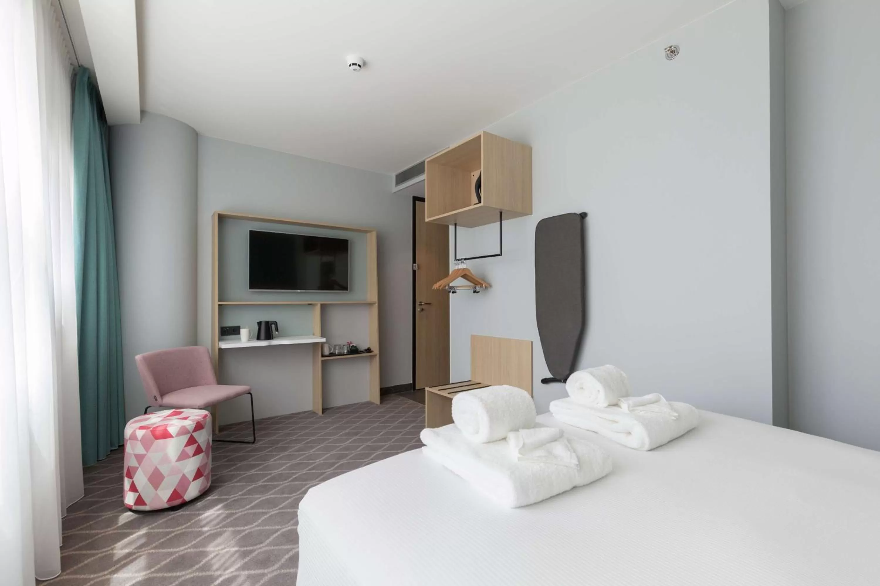 Bedroom, Bed in Hampton By Hilton Utrecht Centraal Station