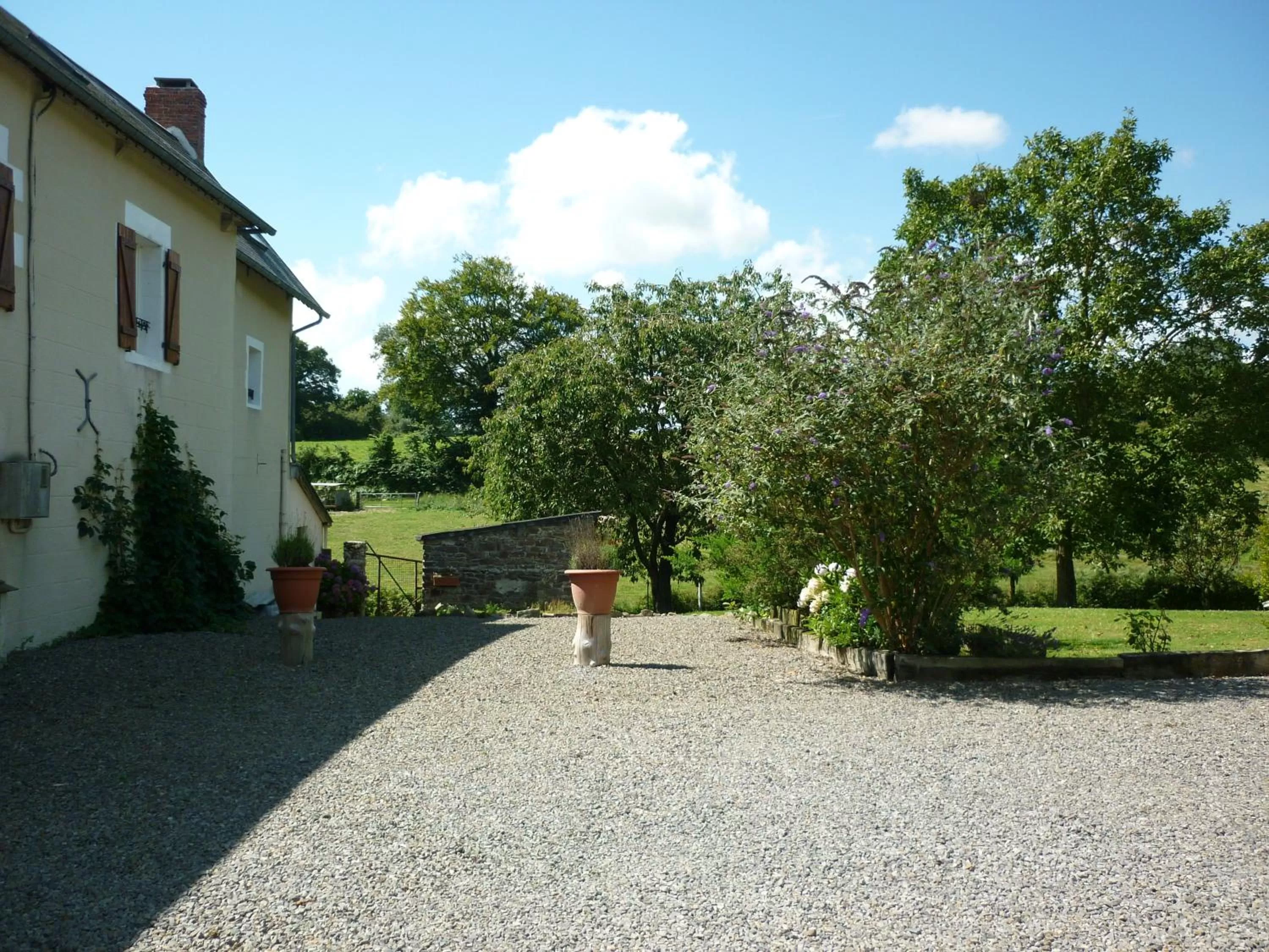 Facade/entrance, Garden in La Parisière