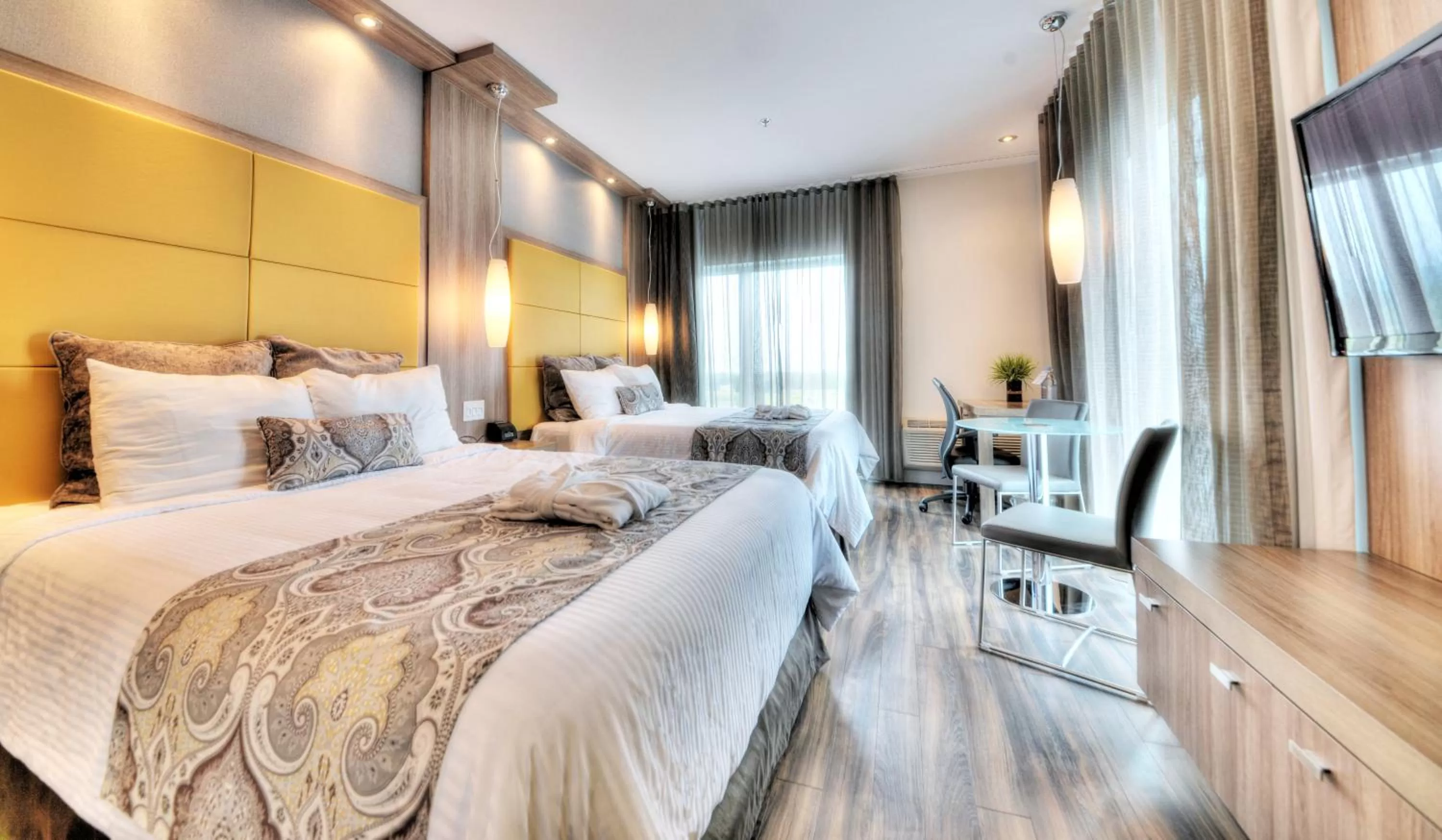 Photo of the whole room, Bed in Hôtel Universel, Centre de congrès Rivière-du-Loup