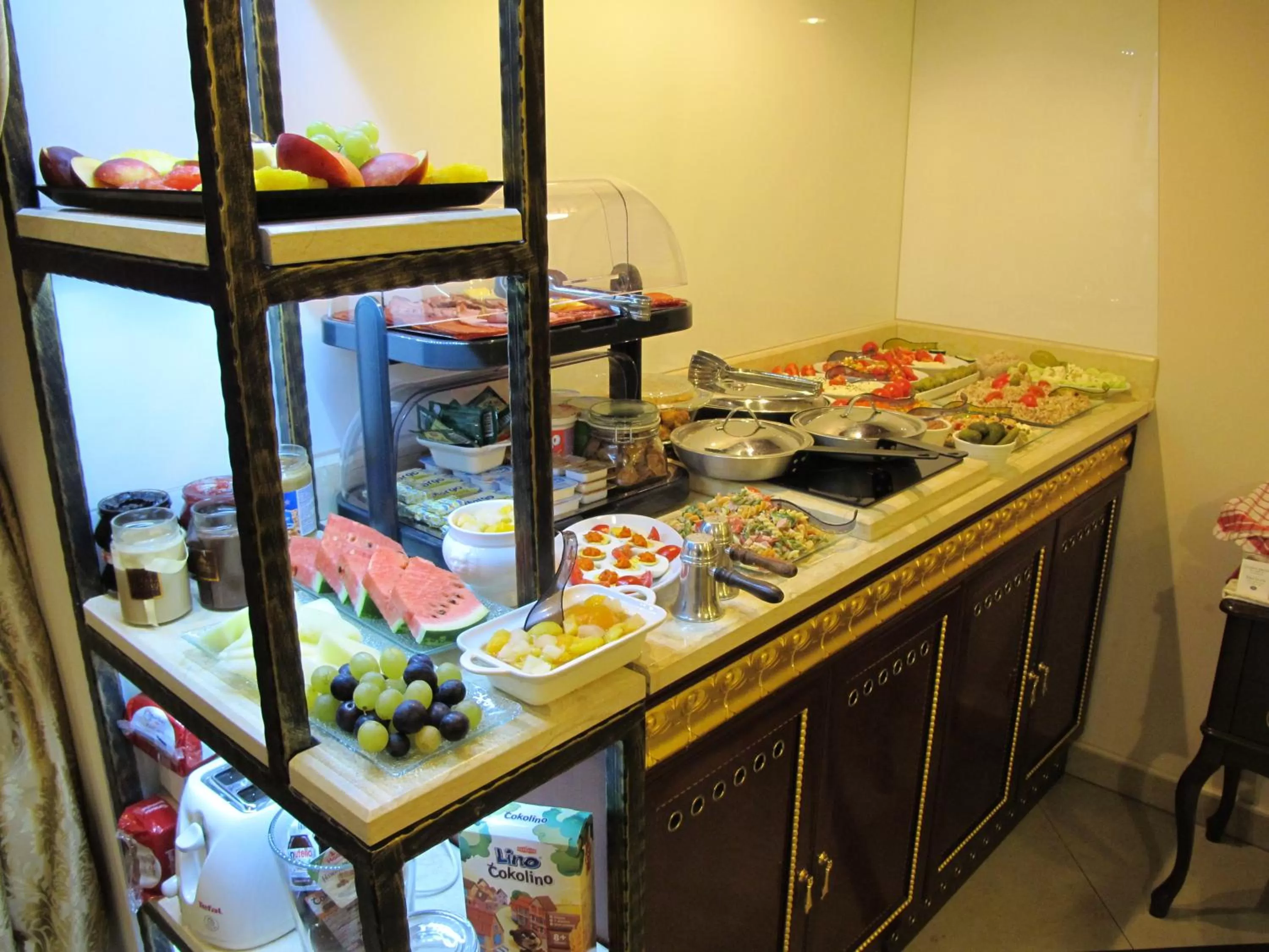 Food in Arbia Dorka Heritage Palace