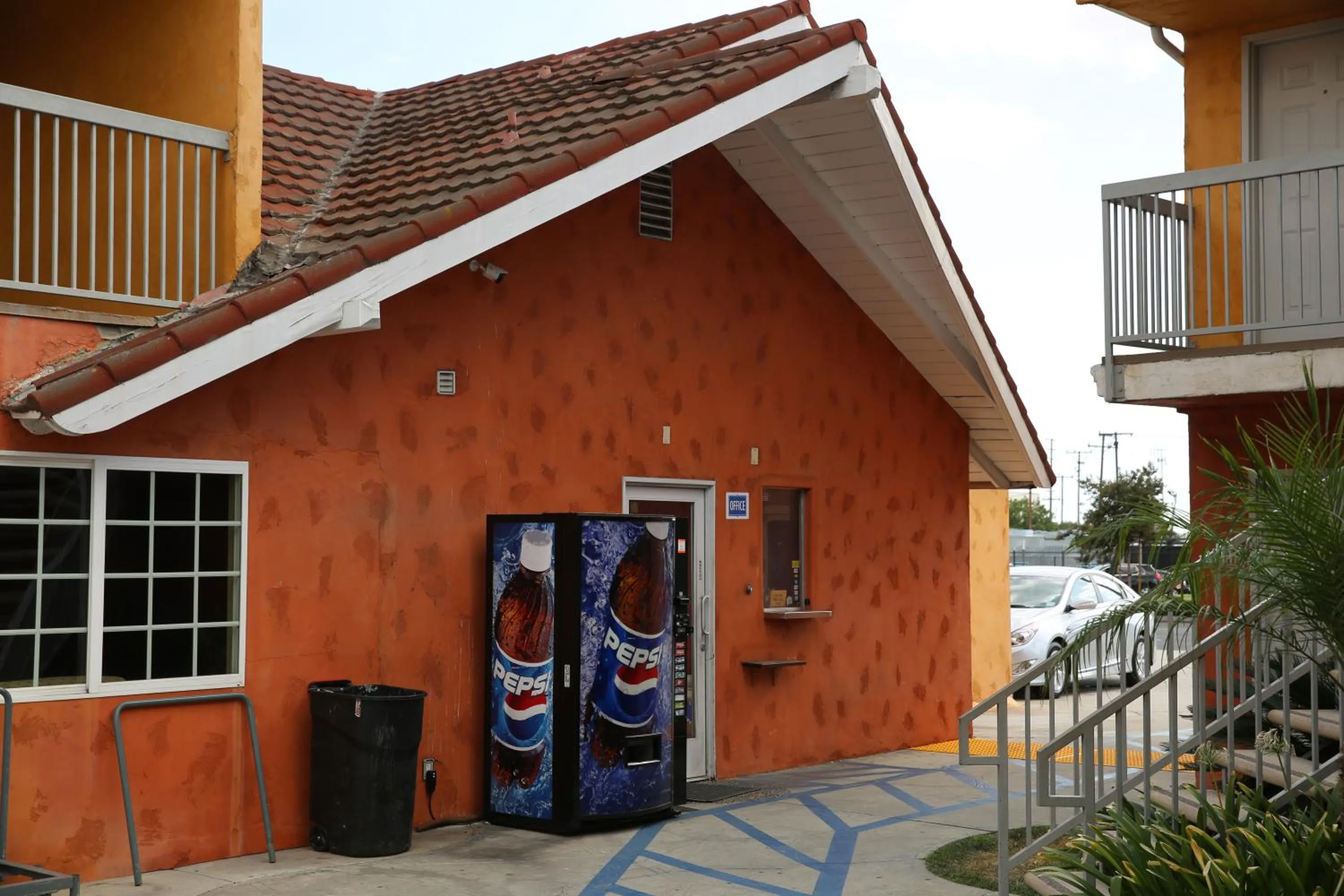 Facade/entrance in Chateau Inn & Suites