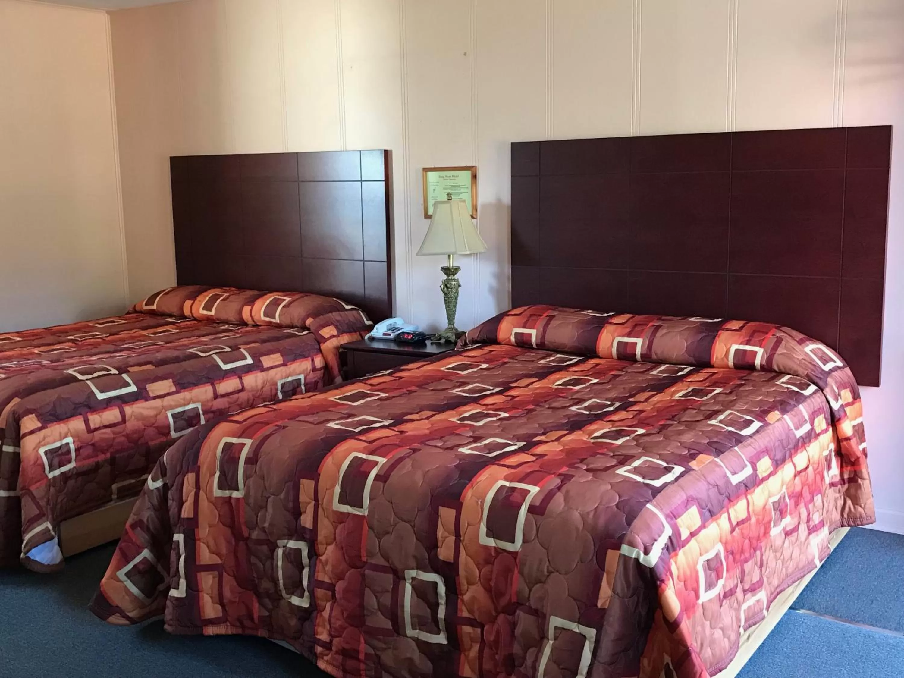 Bed in Deep River Motel