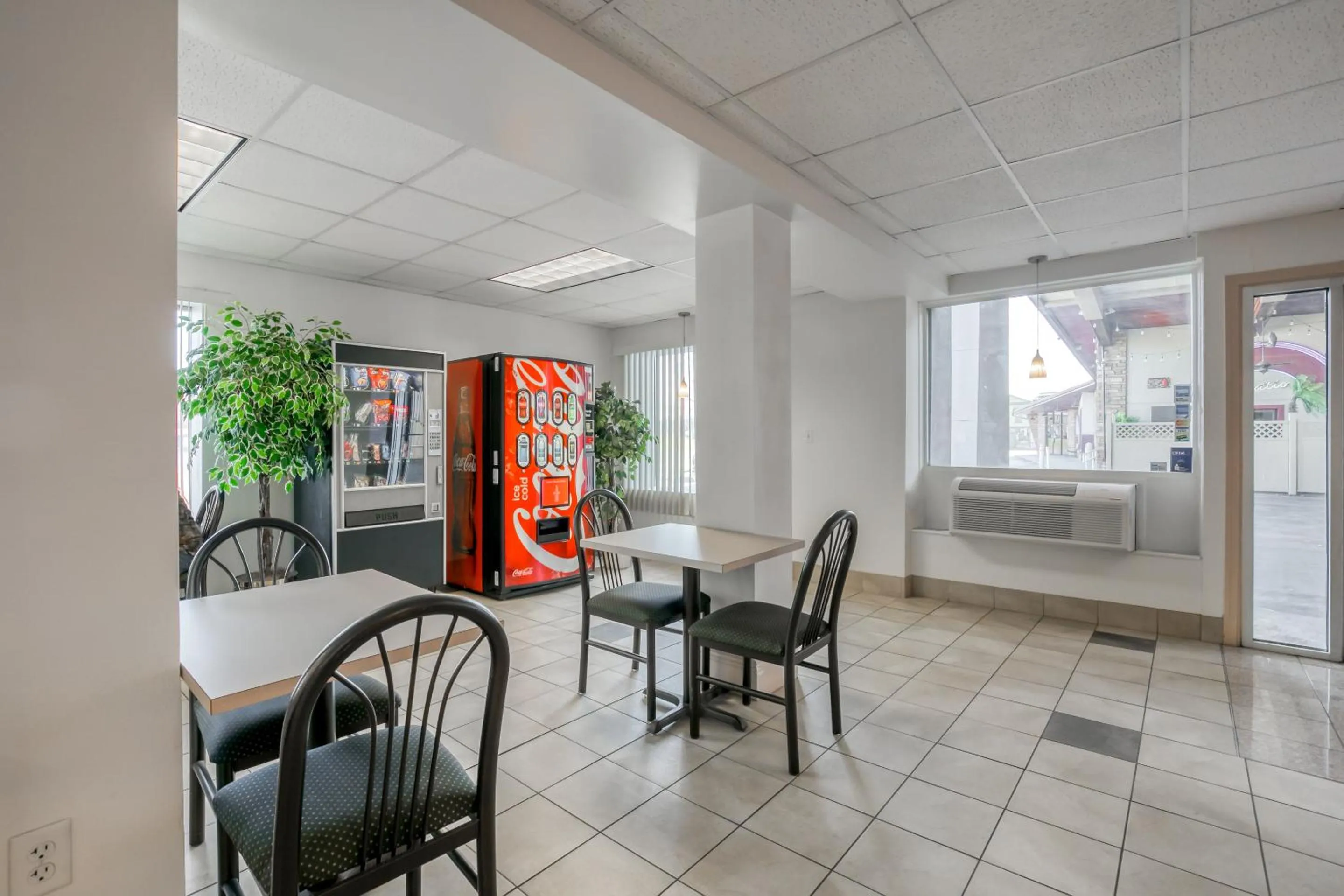 Restaurant/places to eat in FairBridge Inn Express North Lima