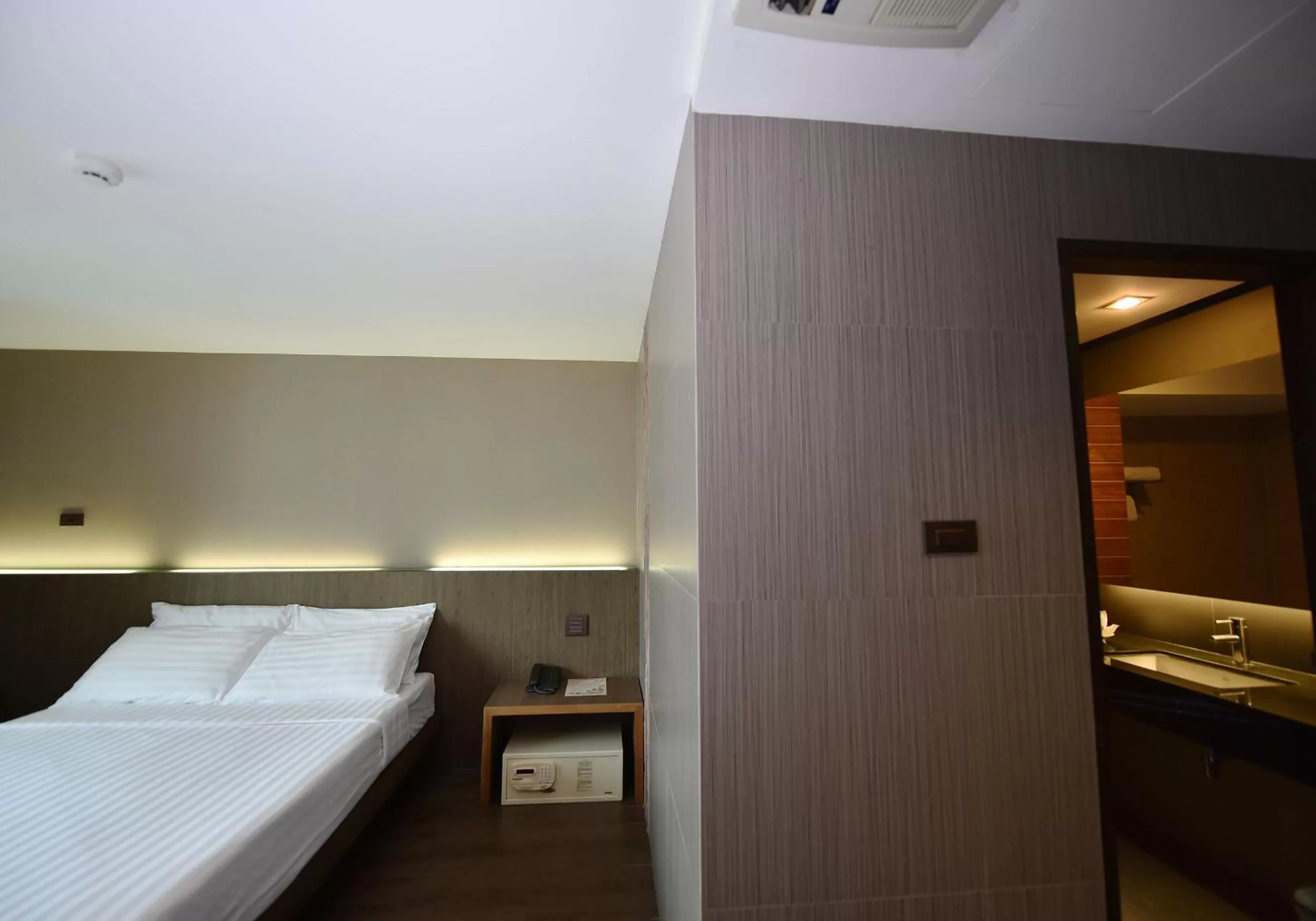 Bed in Bangkok City Hotel