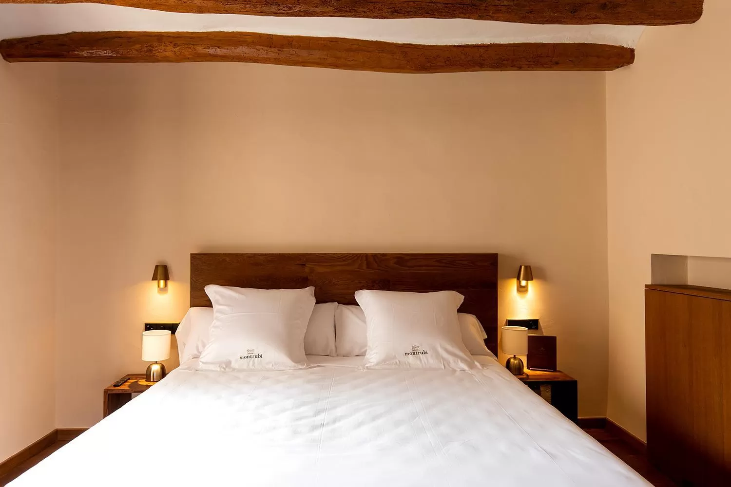 Bed in Hotel Montrubí 1771 - Slow Winery Hotel - Adults only