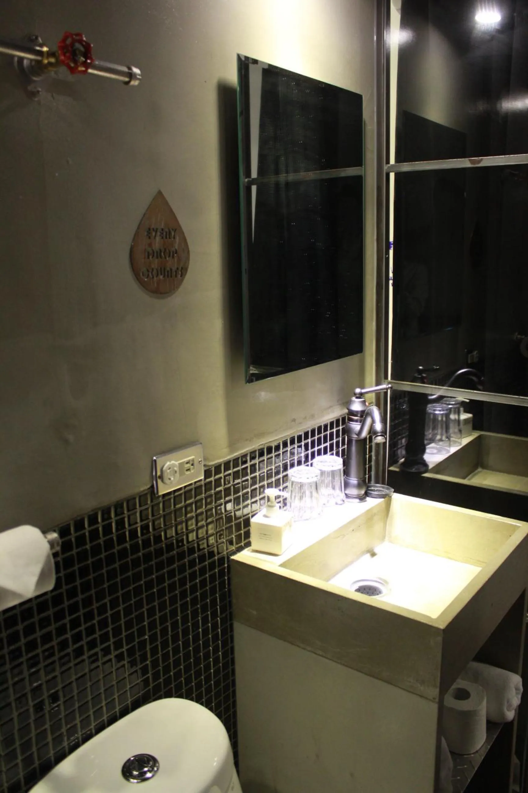 Bathroom in 禾裕 北車 Hey!U