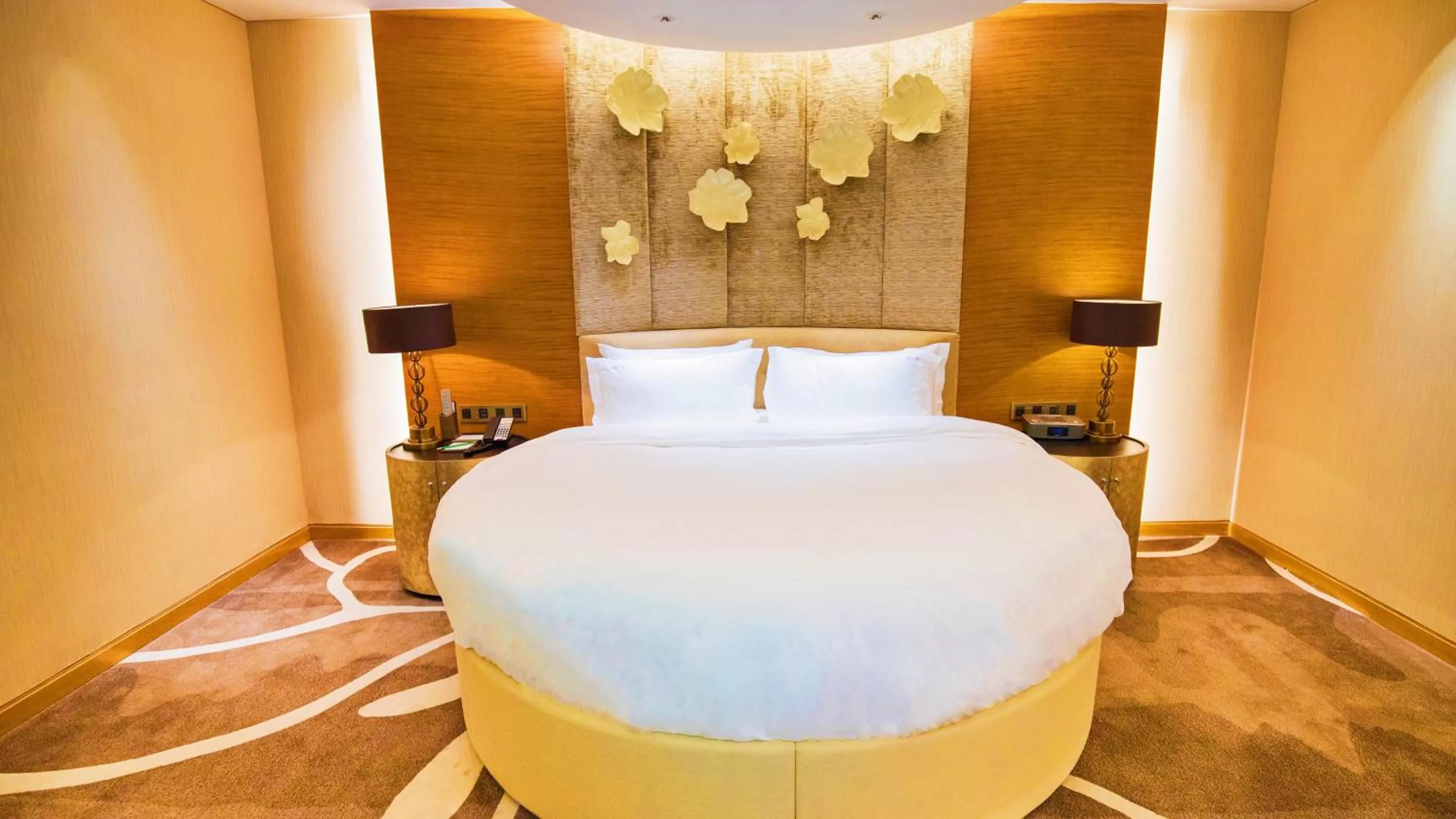 Bedroom, Bed in Holiday Inn Nanjing Xuanwu Lake by IHG
