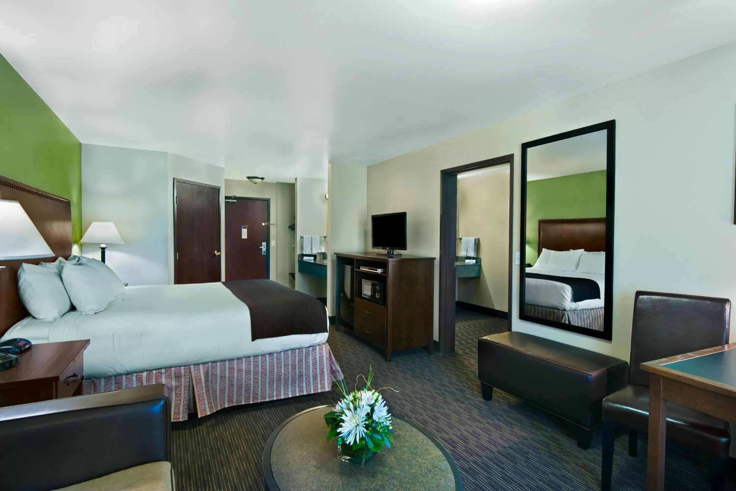 TV and multimedia, Bed in Oxford Suites Hermiston